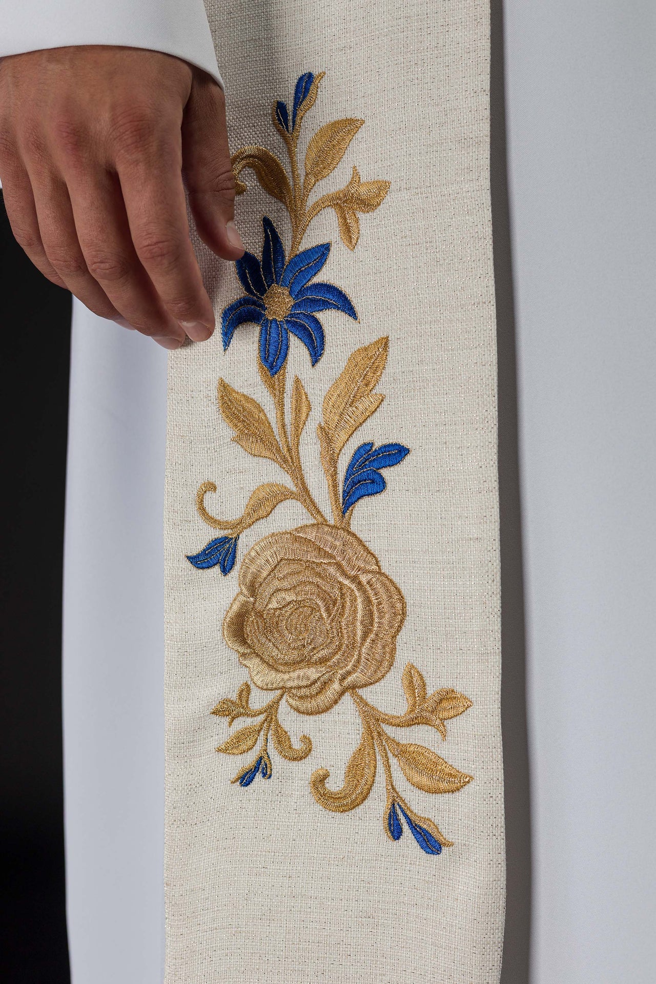 Stuła haftowana z symbolem Maryjnym