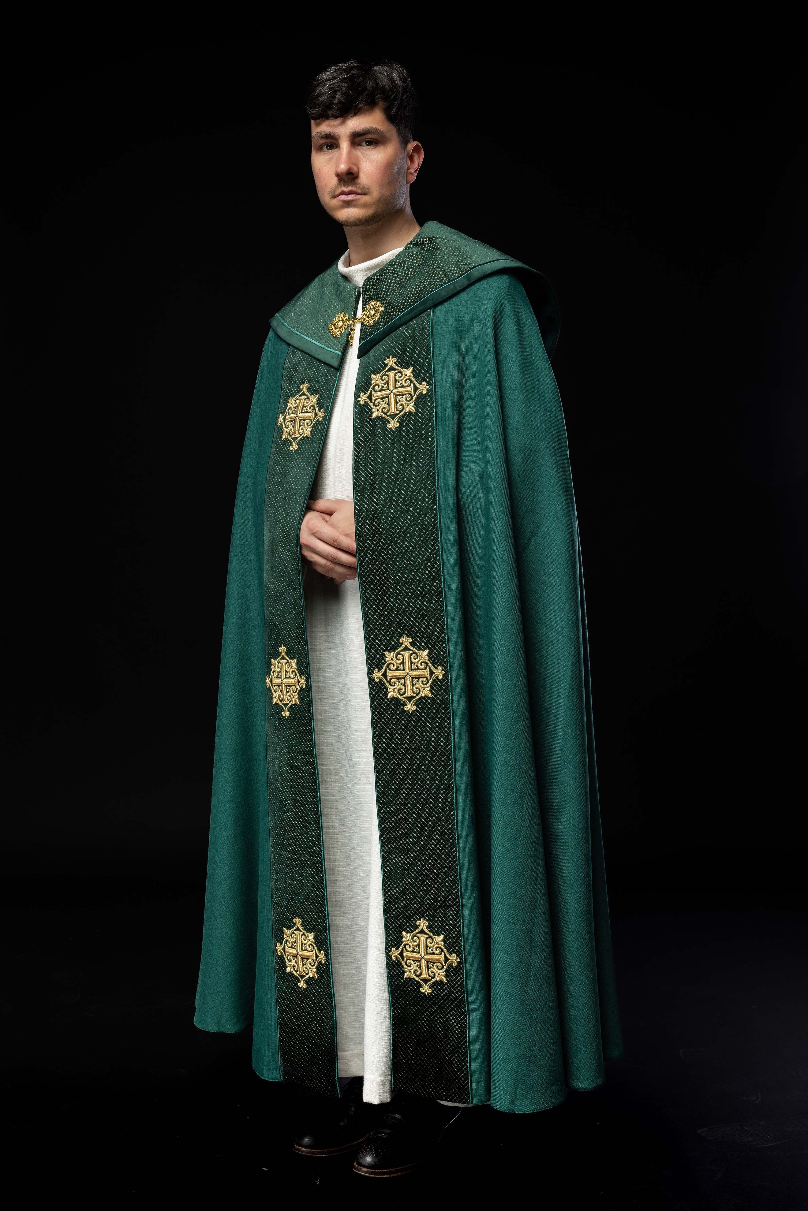 Piviale liturgico con stolone in velluto verde e ricamo di croci