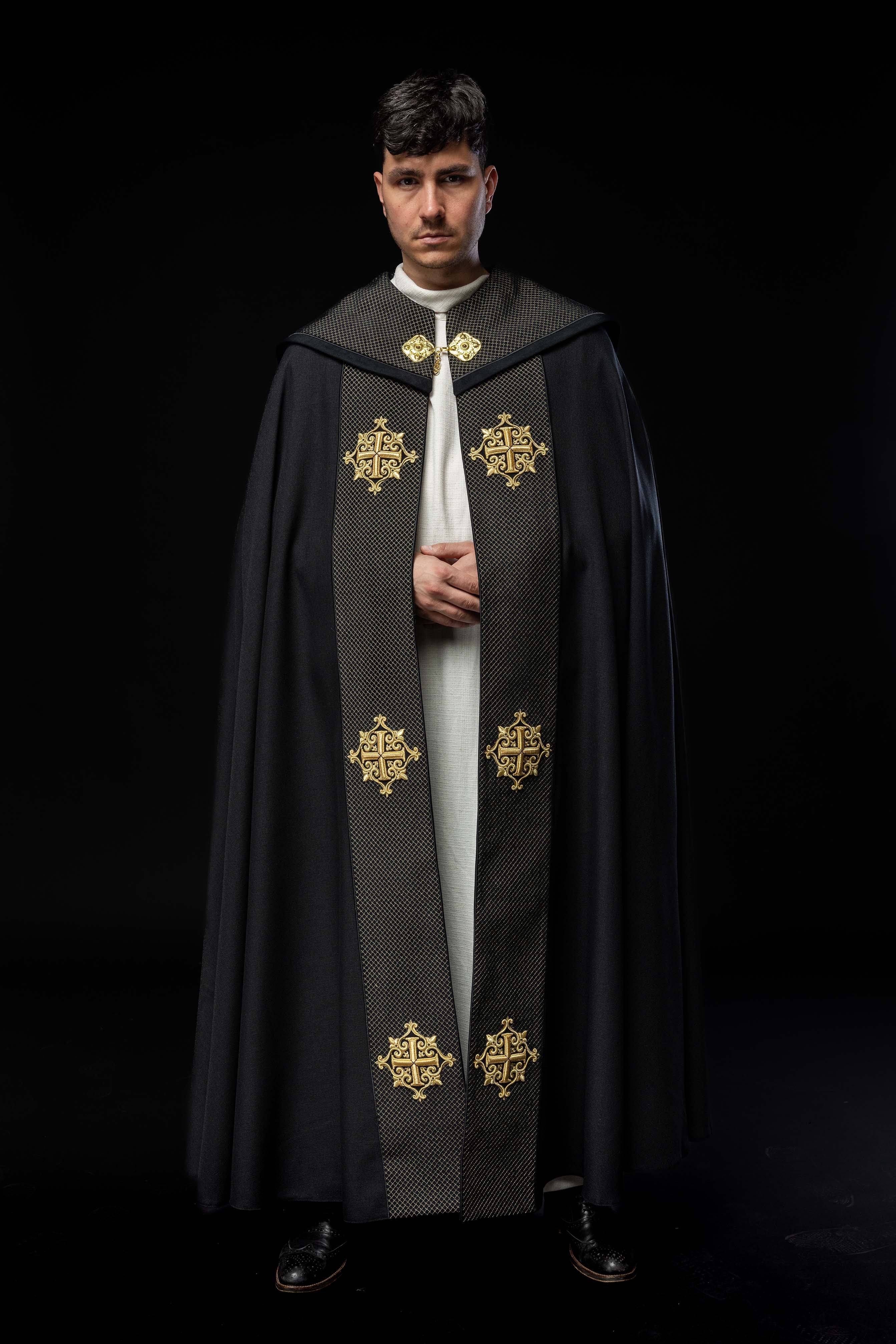Piviale liturgico con stolone in velluto nero e ricamo di croci