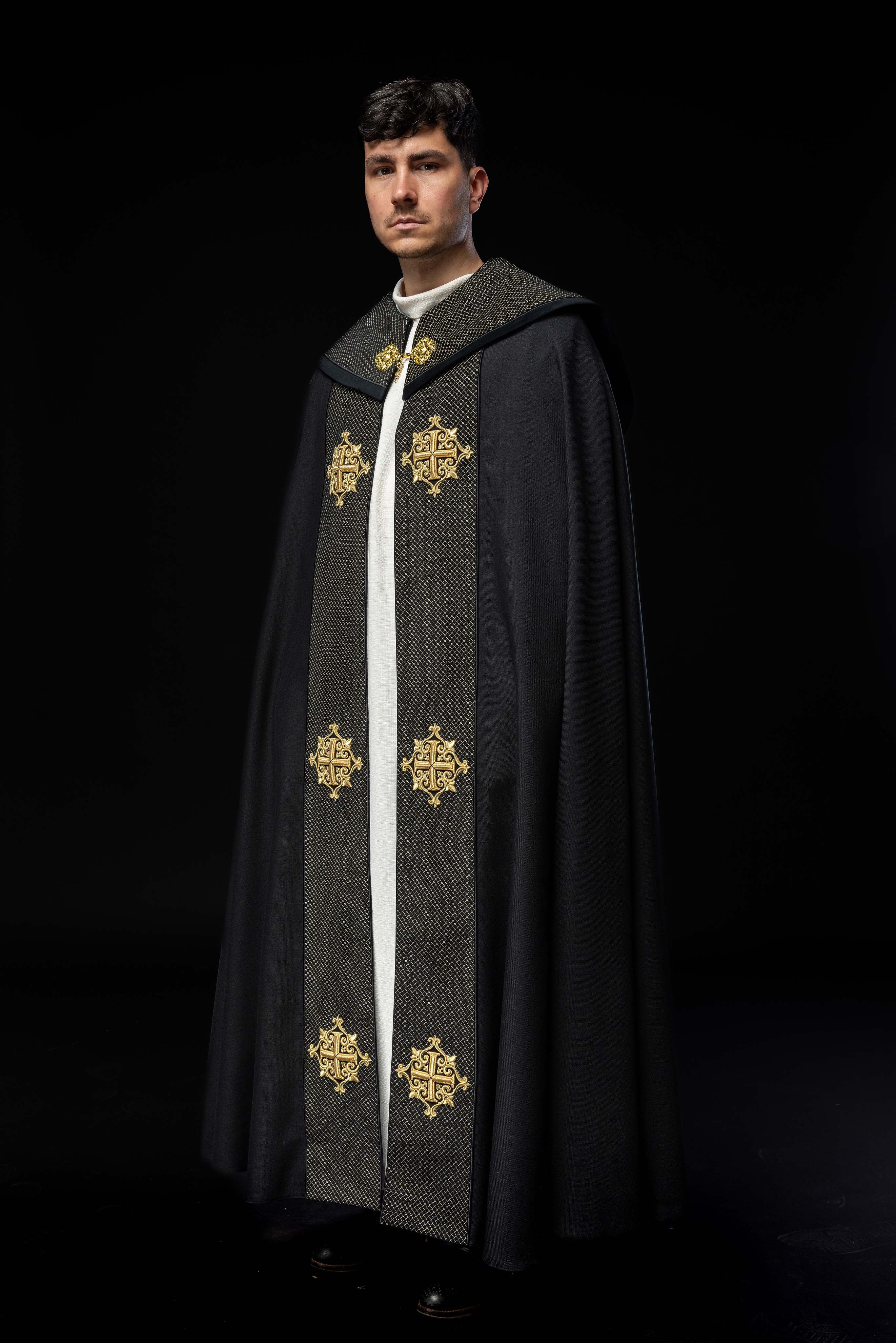 Piviale liturgico con stolone in velluto nero e ricamo di croci