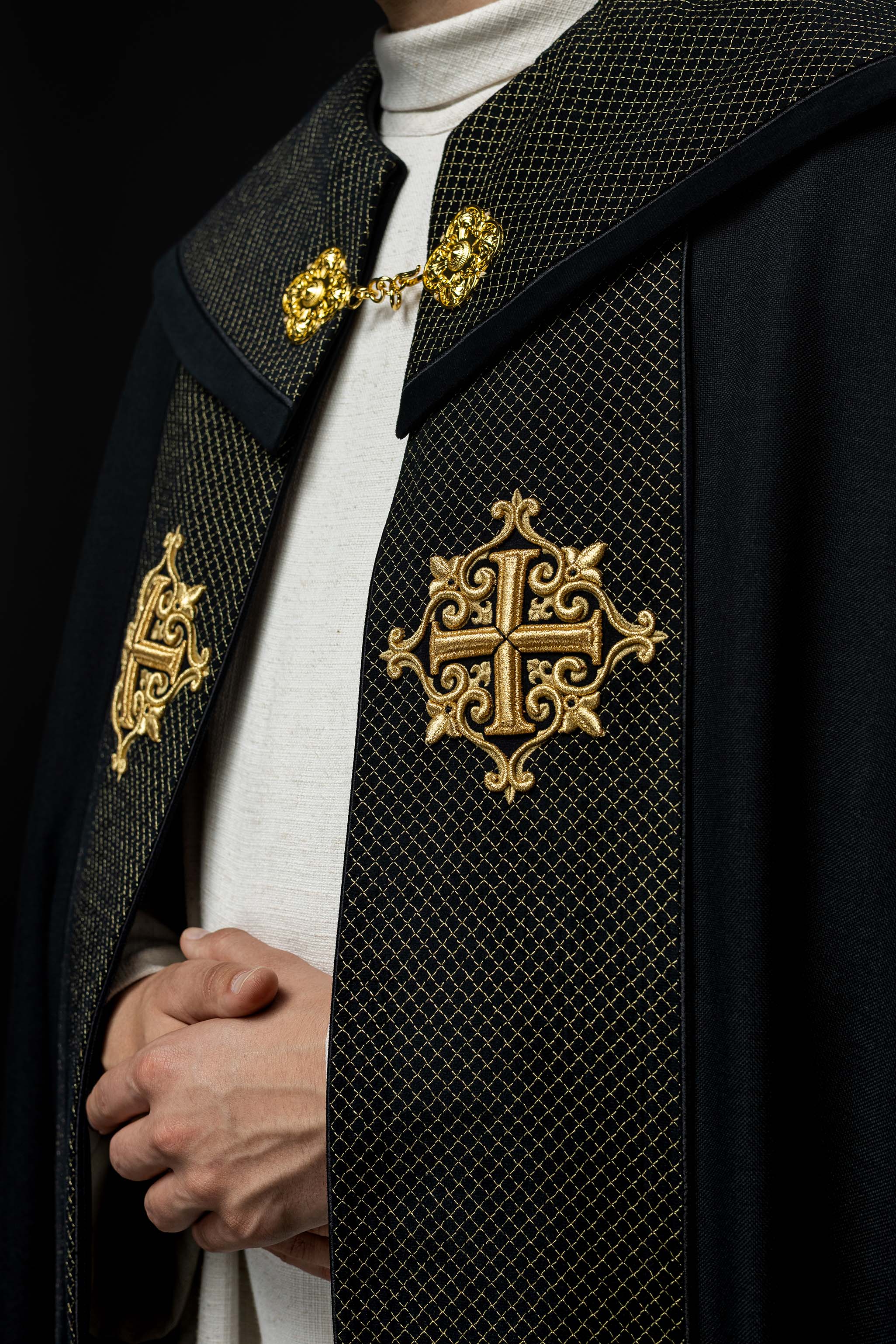 Piviale liturgico con stolone in velluto nero e ricamo di croci