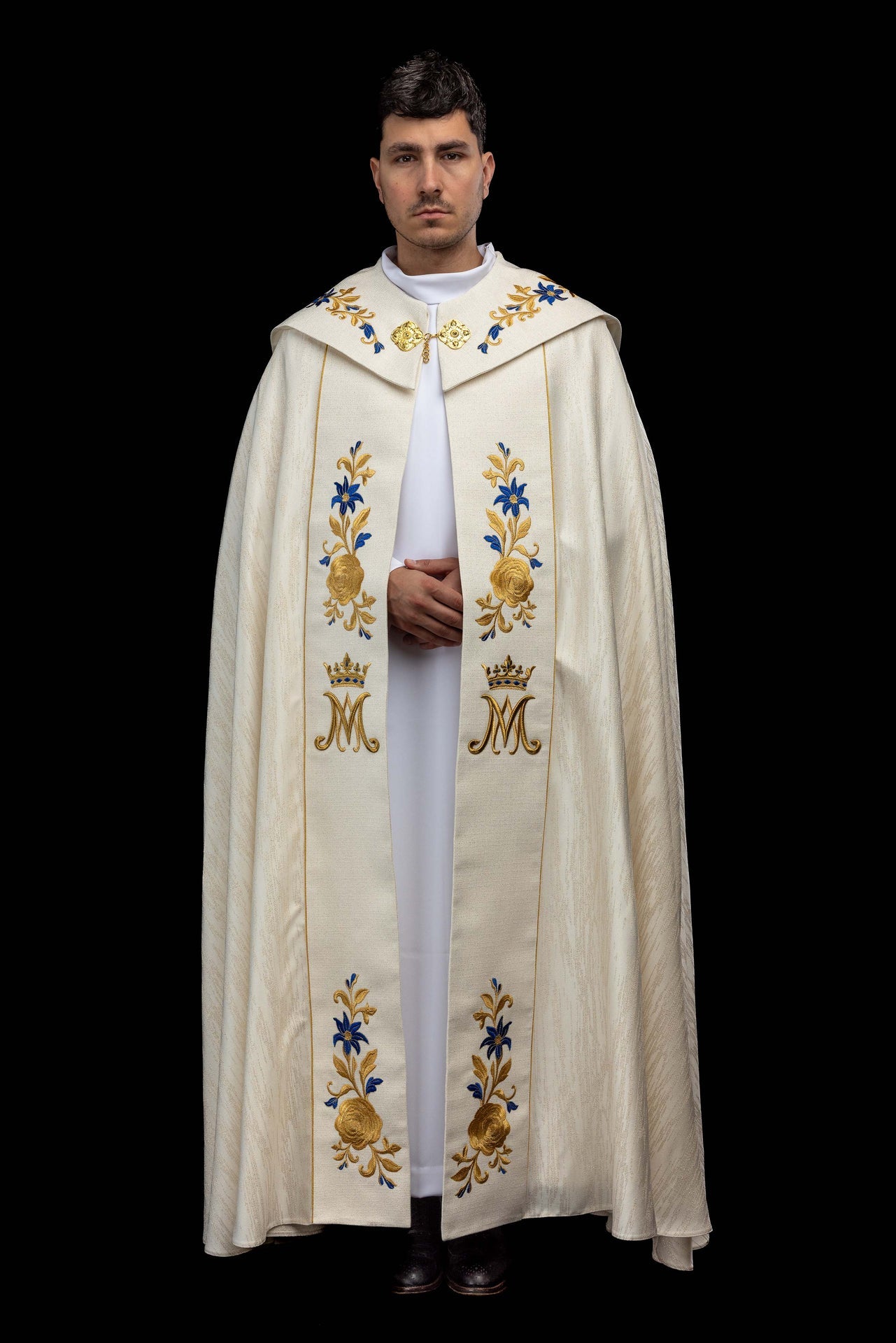 Piviale ricamato in ecrù con simbolo mariano