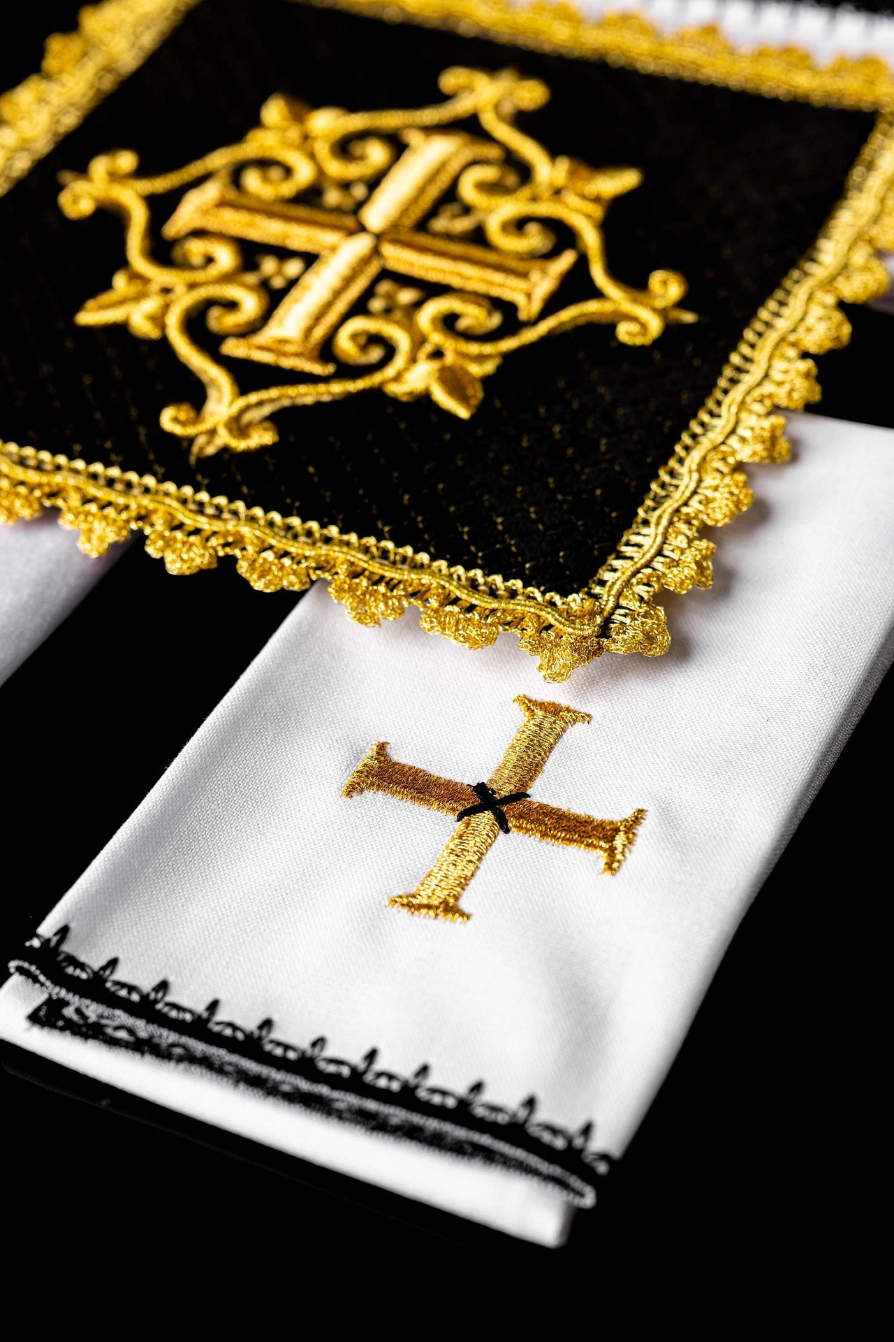 Servizio da messa in velluto nero con croce ricamata