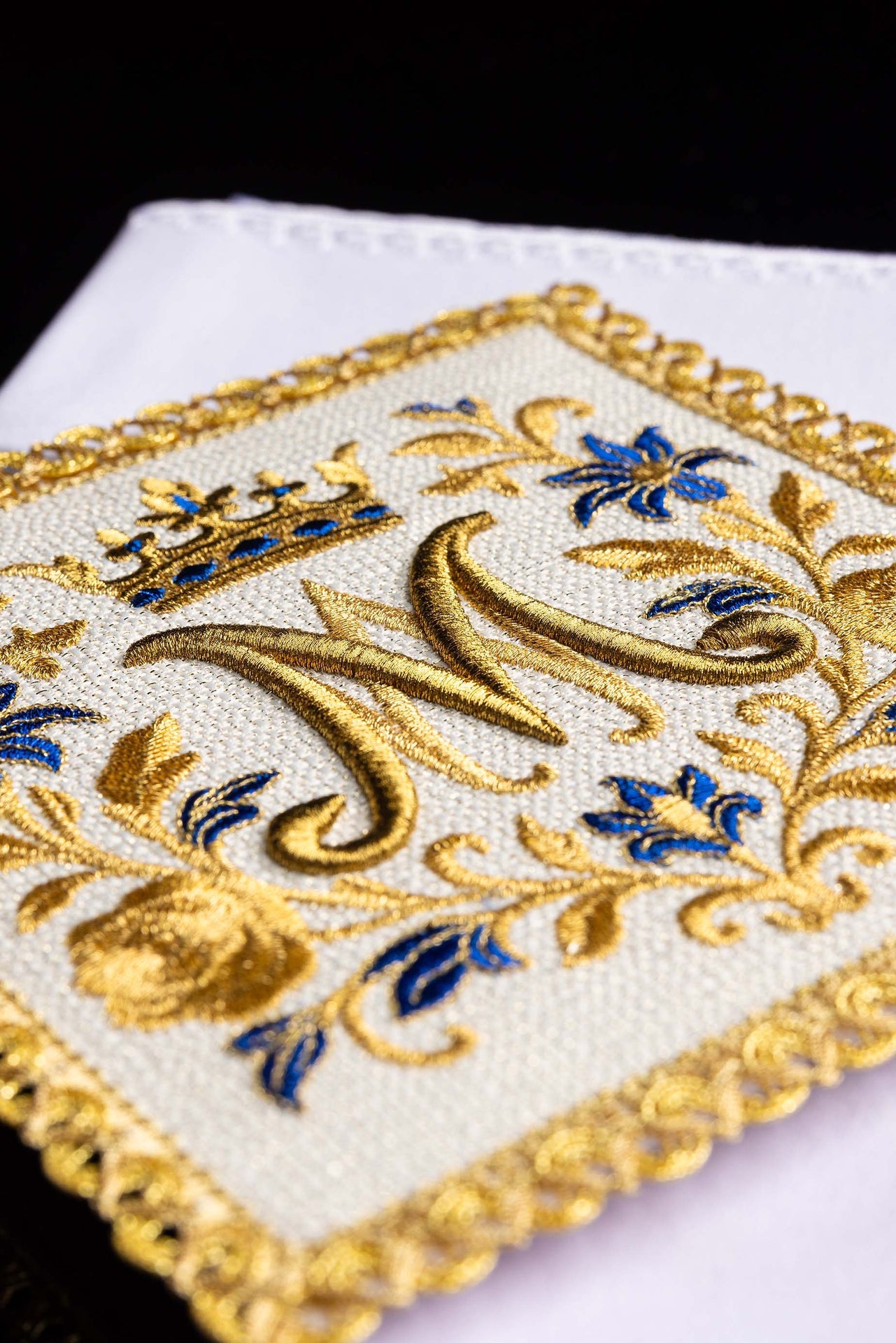 Bielizna kielichowa haftowana z symbolem Maryjnym - ORNATY.PL