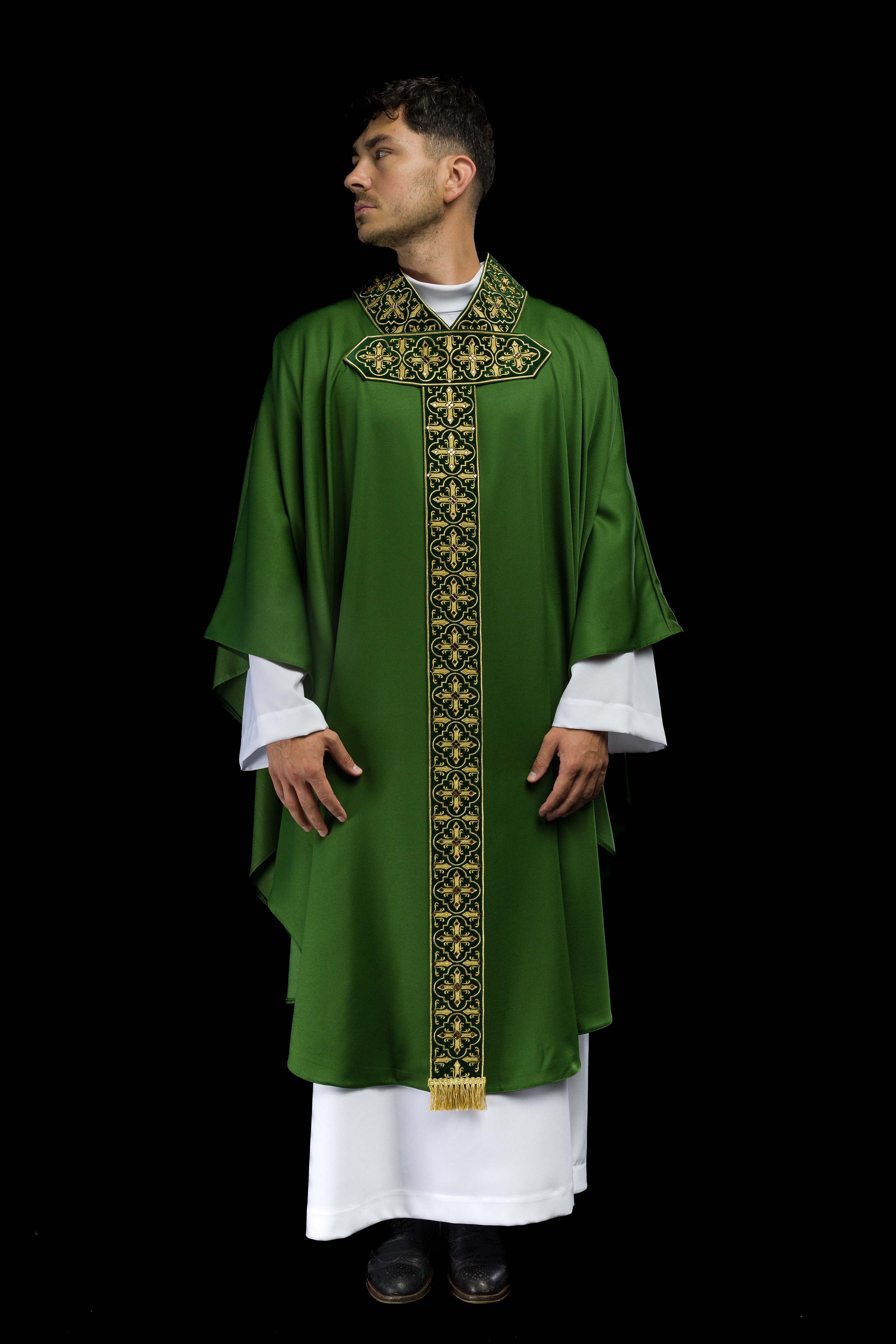 Casula Verde riccamente ricamata decorazione con le pietre