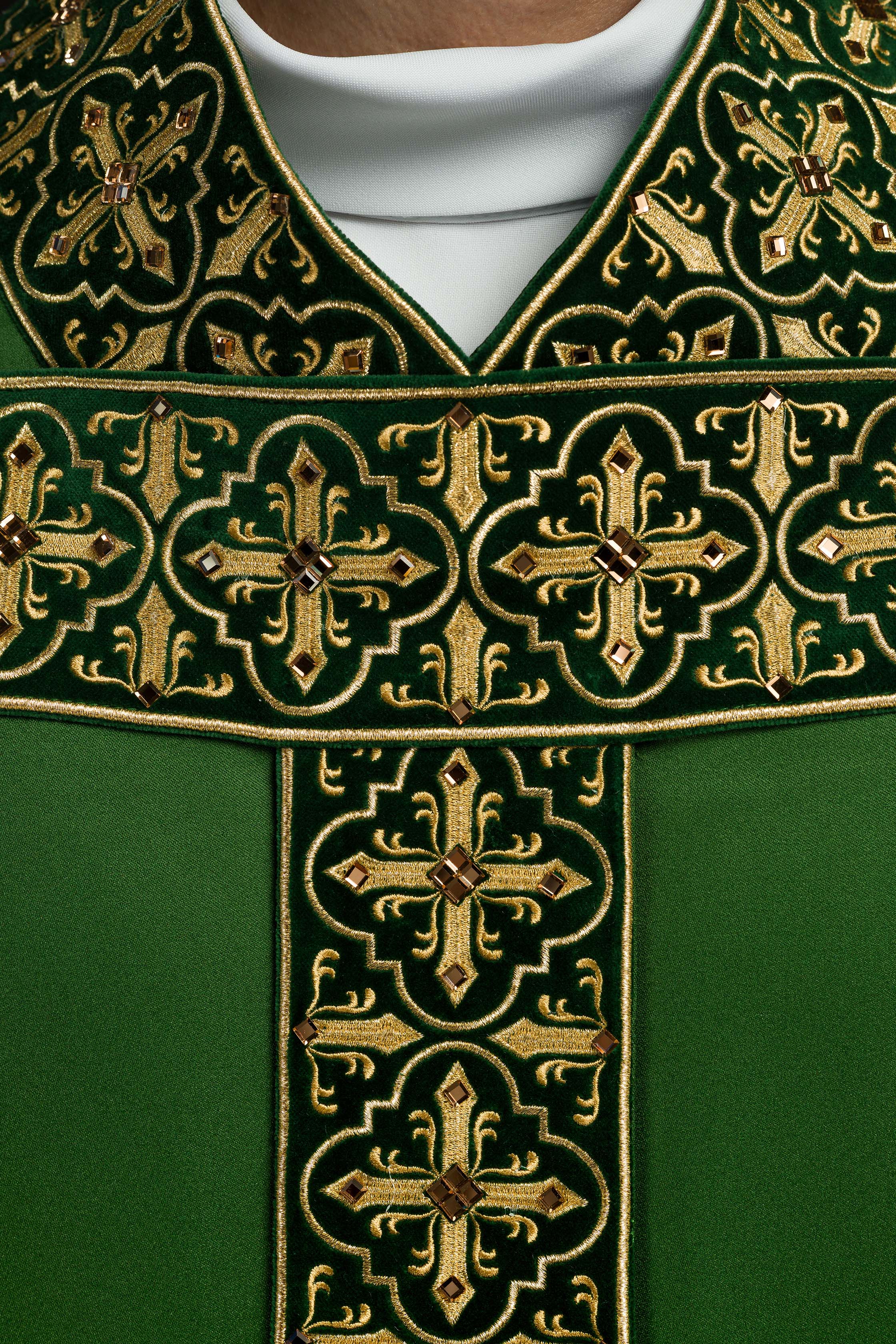 Casula Verde riccamente ricamata decorazione con le pietre