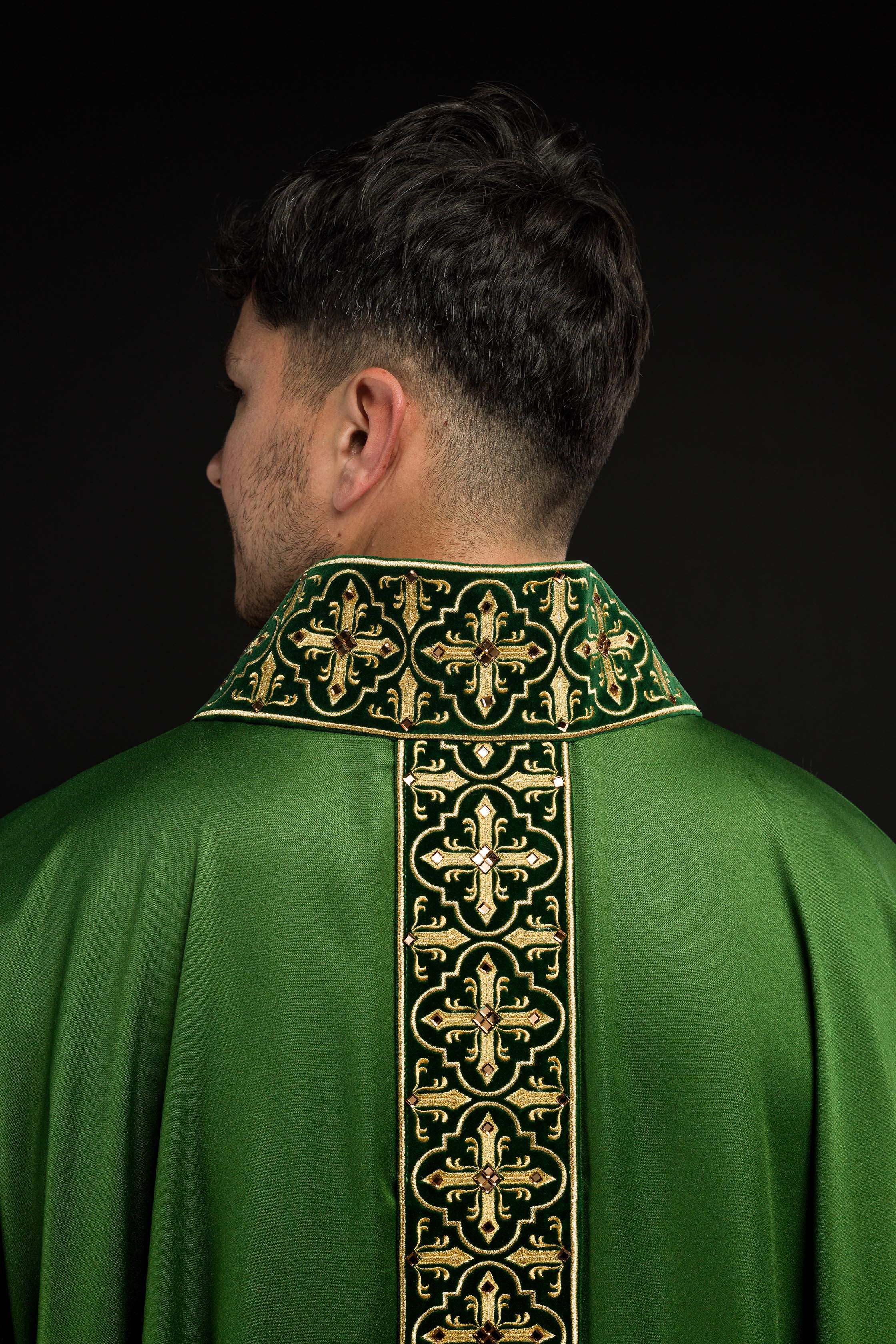 Casula Verde riccamente ricamata decorazione con le pietre