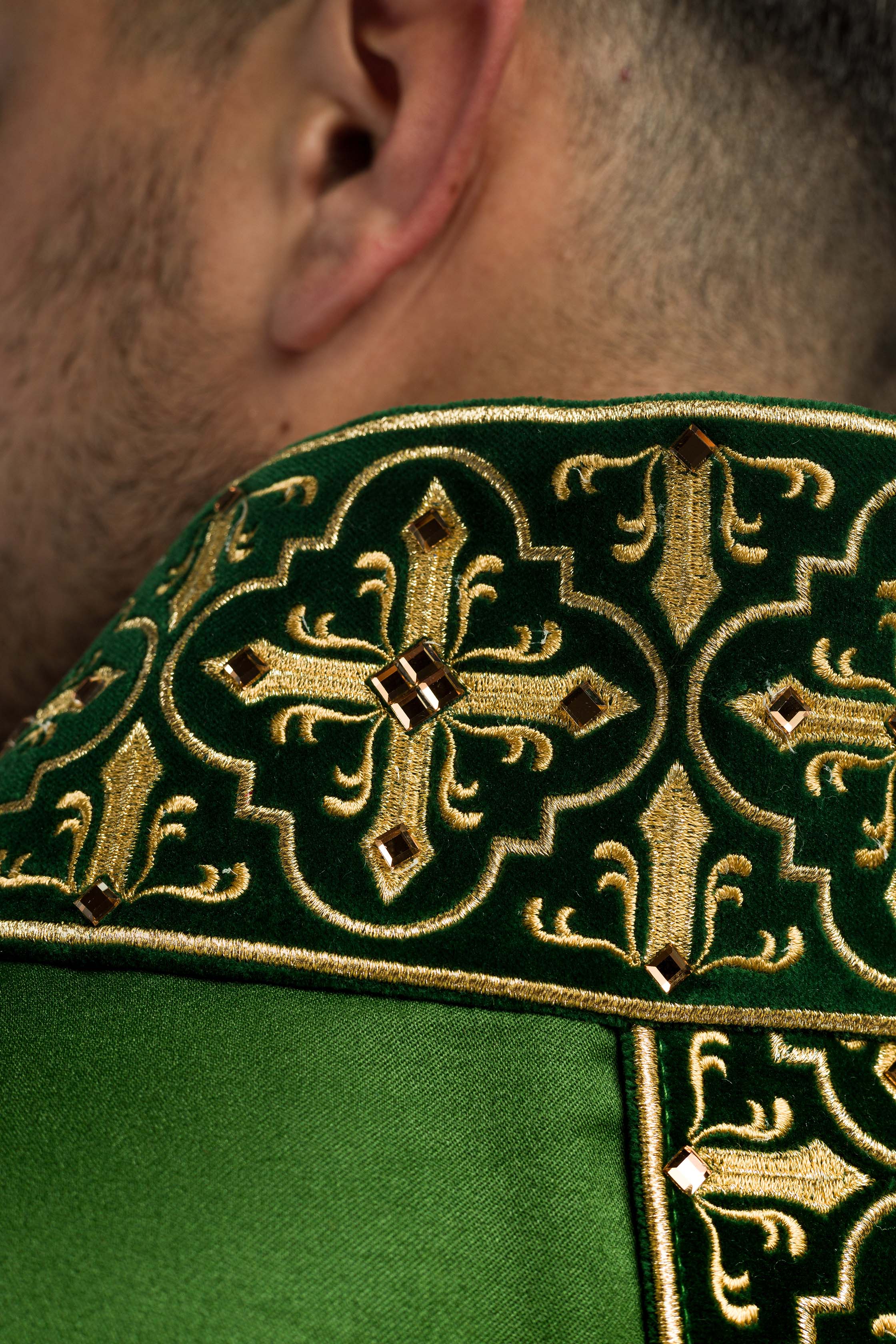 Casula Verde riccamente ricamata decorazione con le pietre