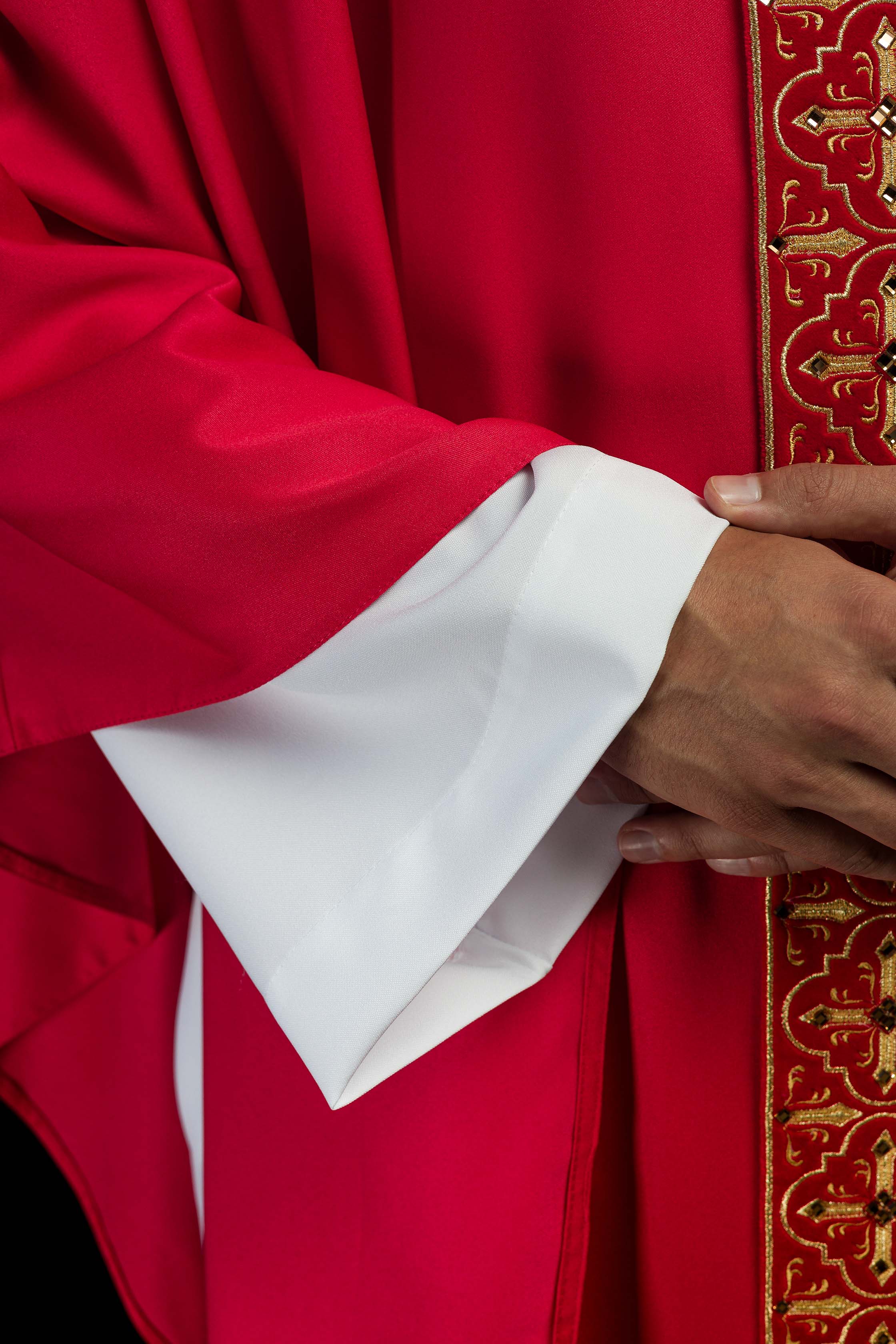 Casula Rossa riccamente ricamata decorazione con le pietre