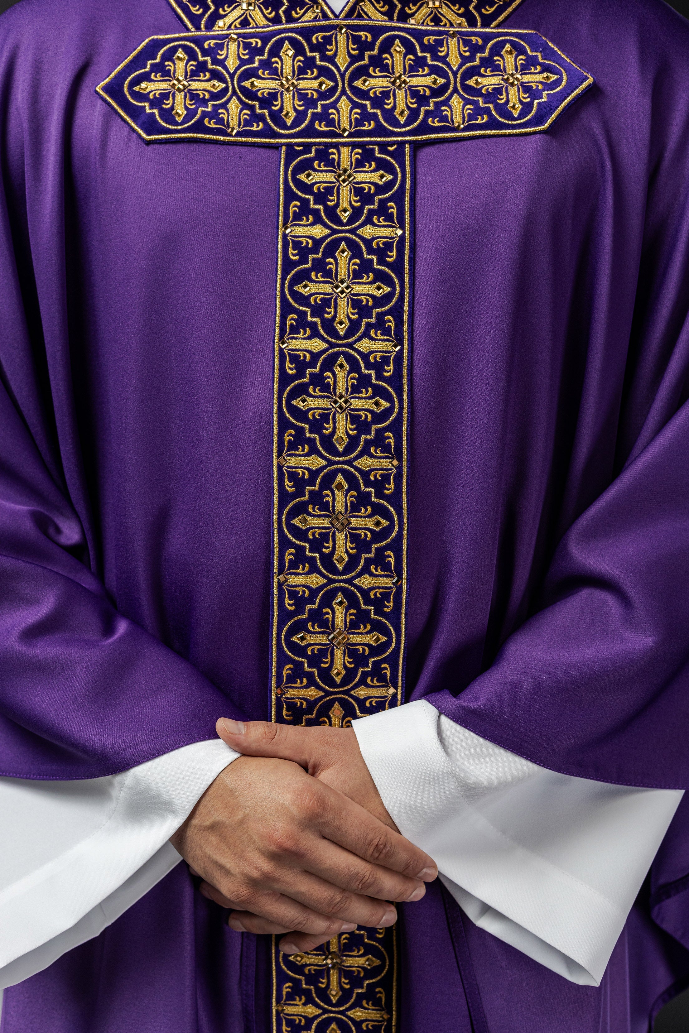 Casula Viola riccamente ricamata decorazione con le pietre