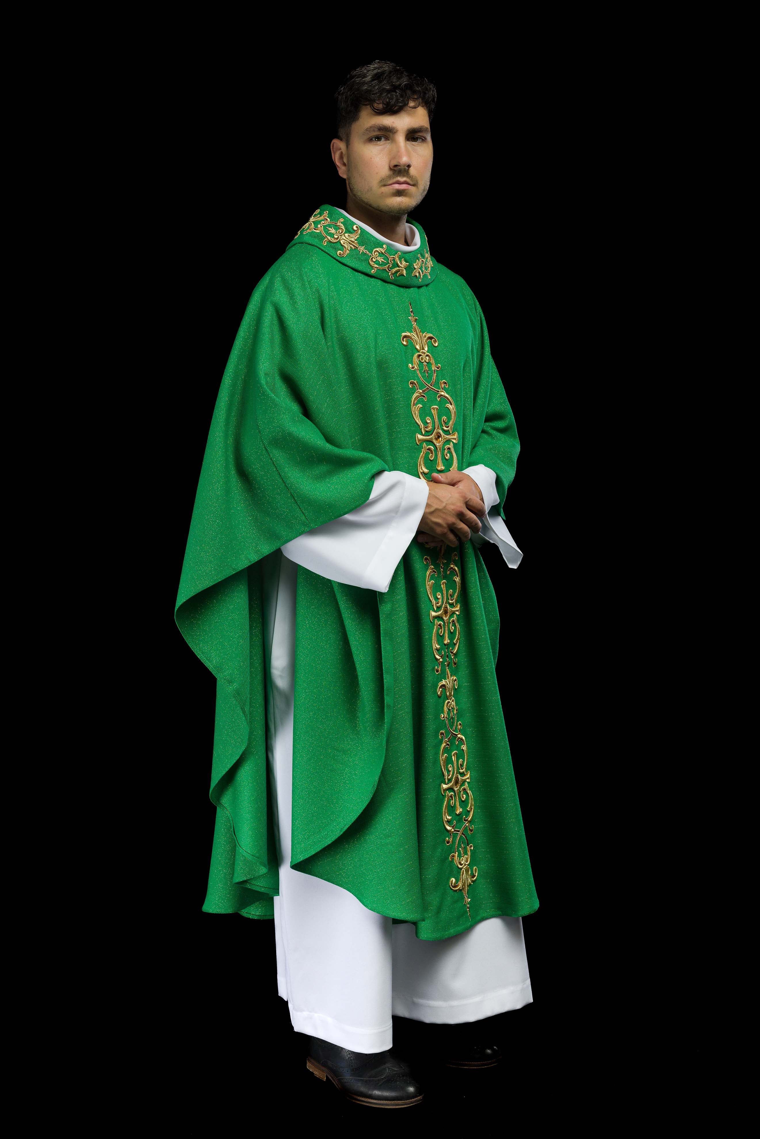 Casula Verde riccamente ricamata e decorata con pietre