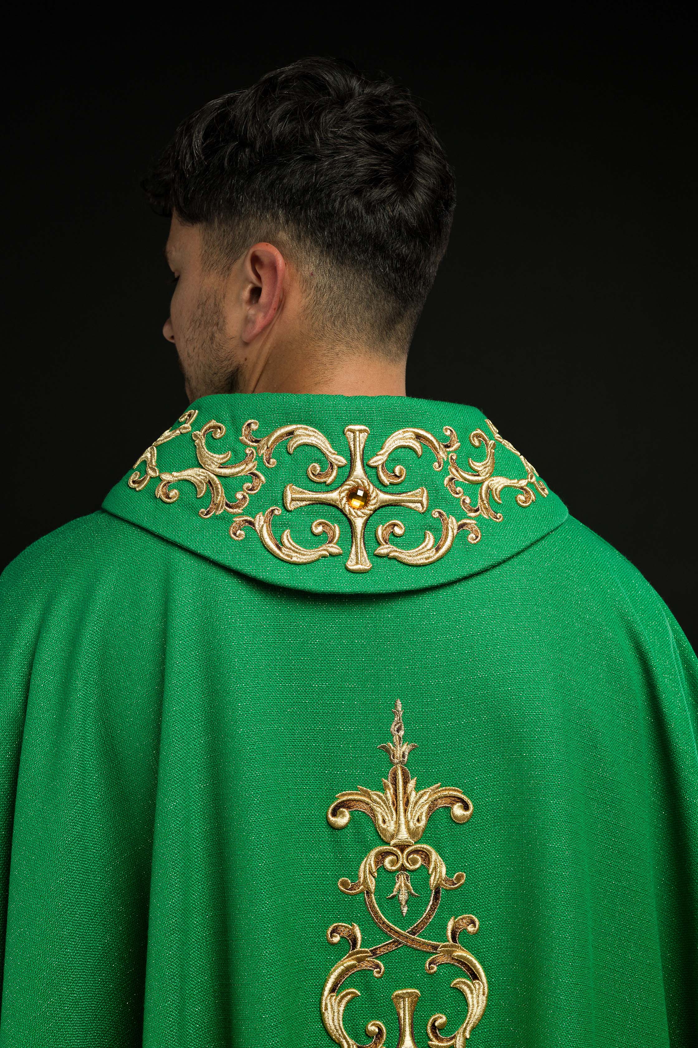 Casula Verde riccamente ricamata e decorata con pietre