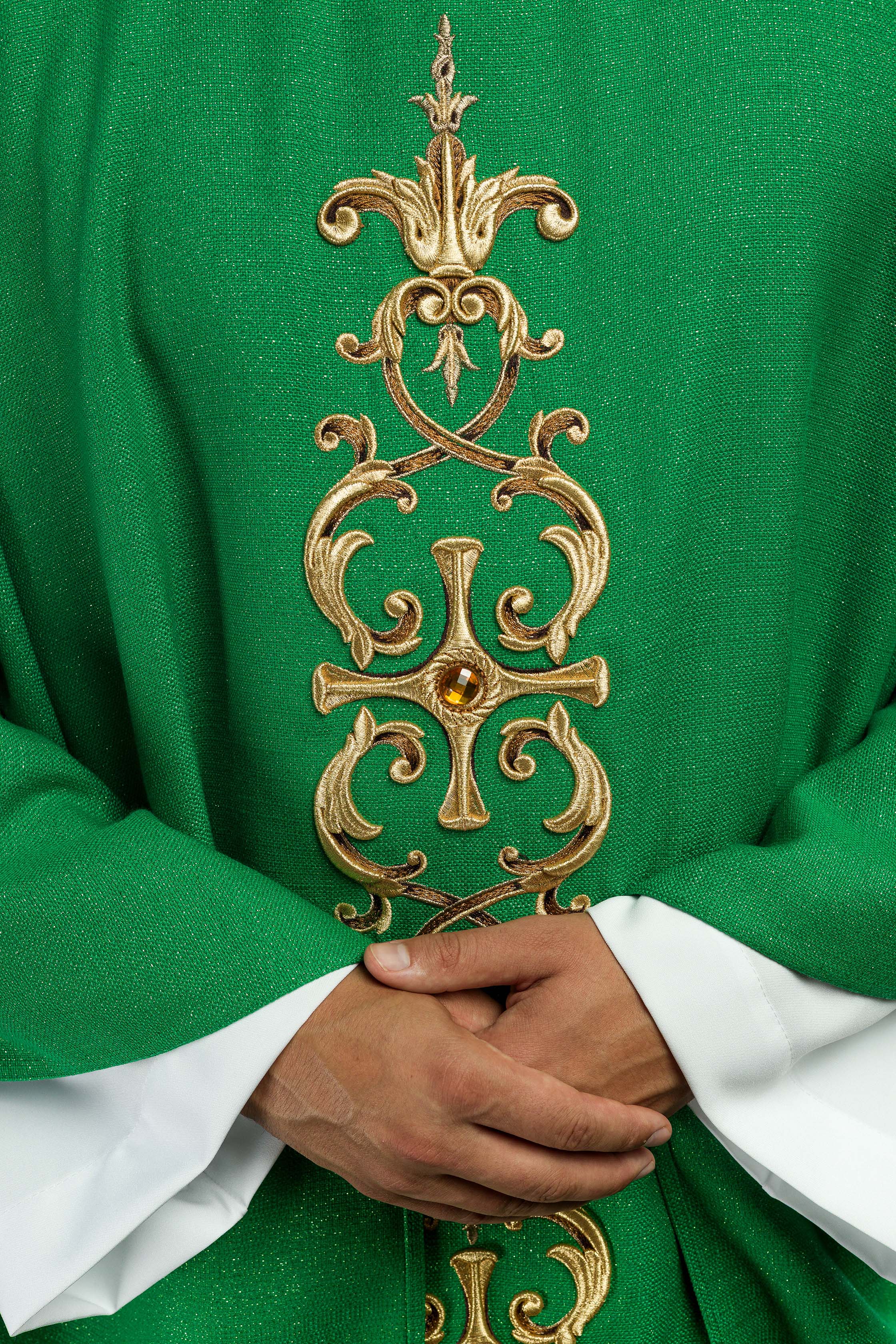 Casula Verde riccamente ricamata e decorata con pietre