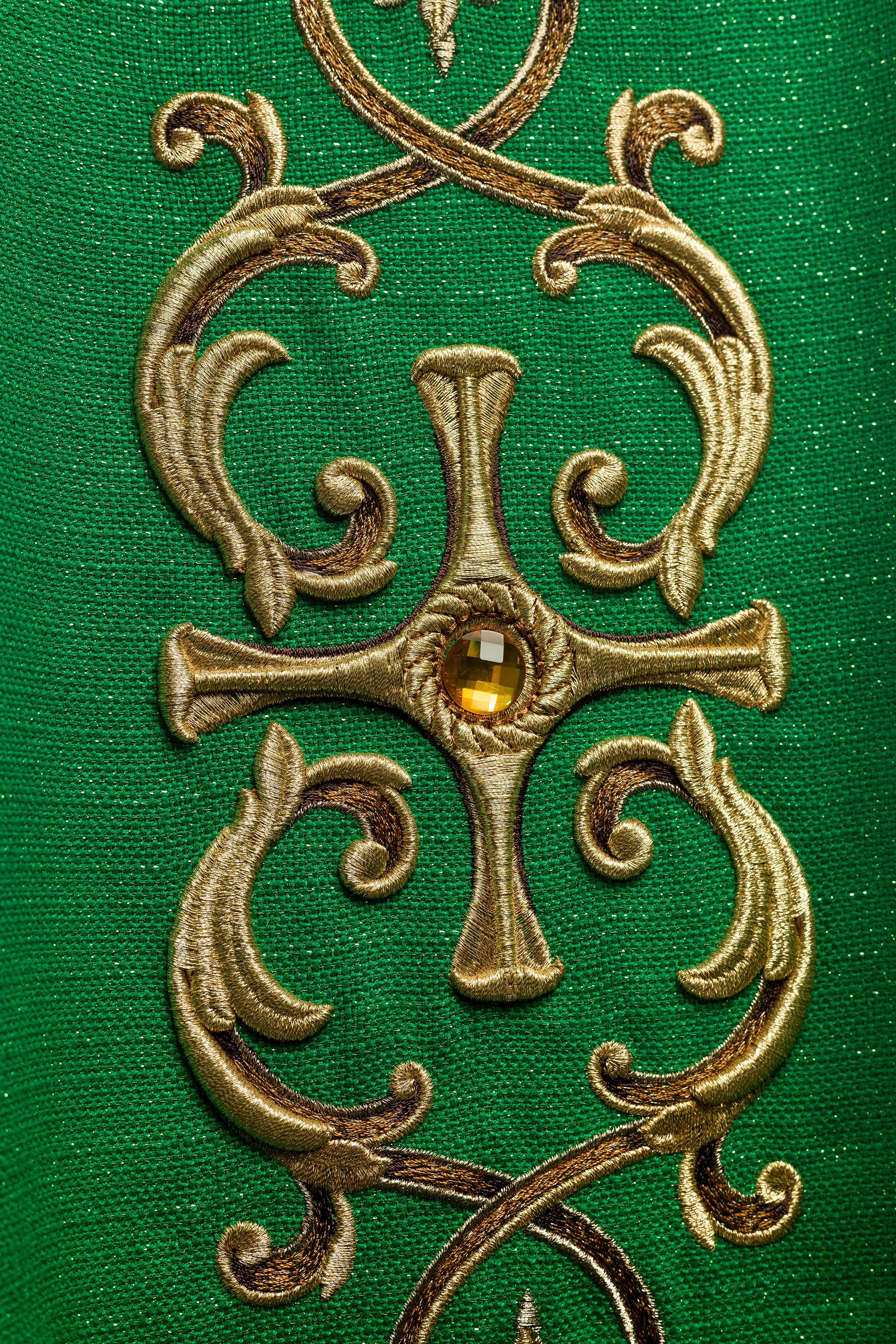 Casula Verde riccamente ricamata e decorata con pietre