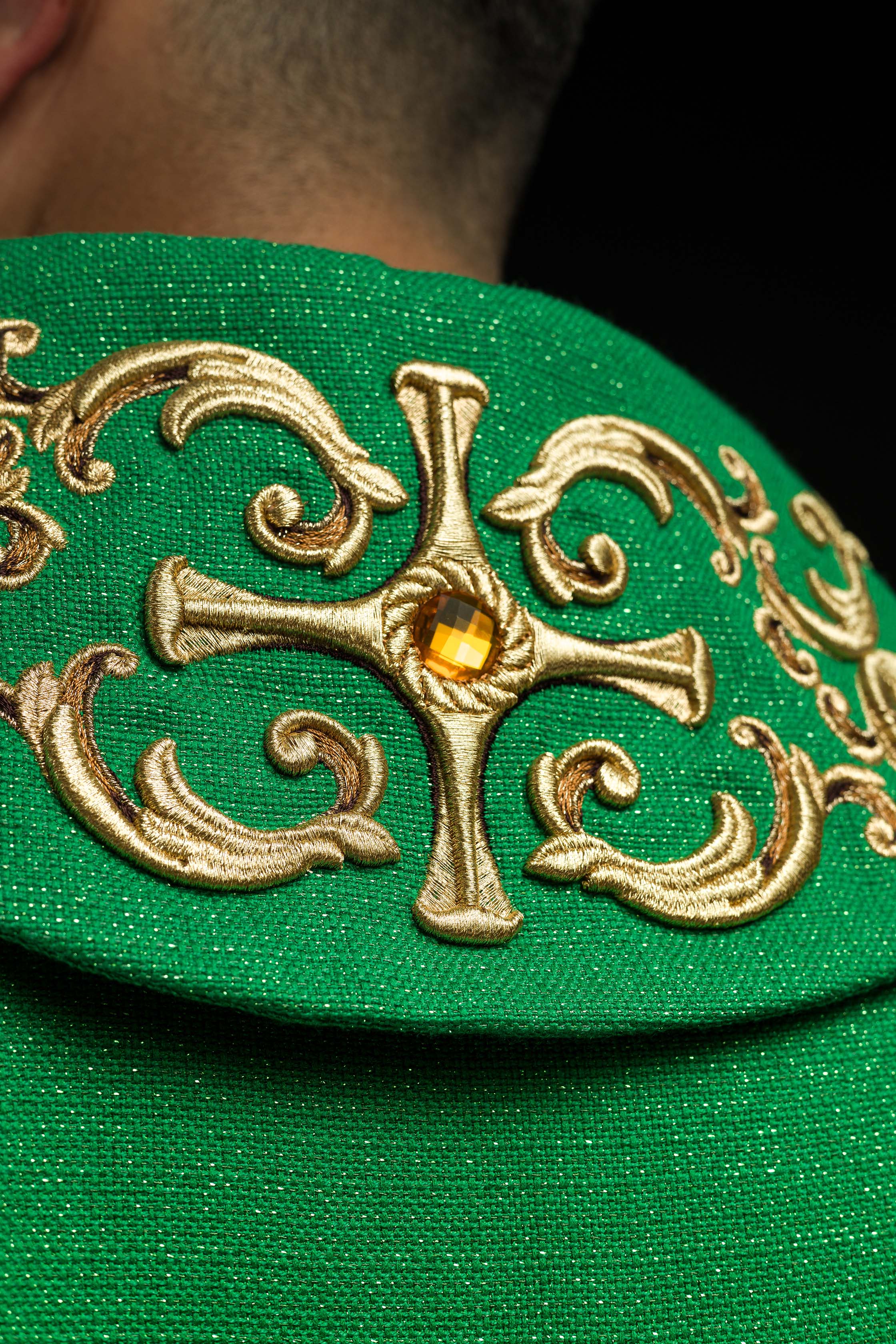 Casula Verde riccamente ricamata e decorata con pietre