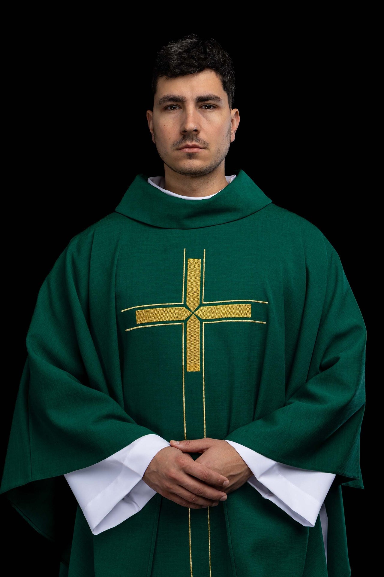 Casula verde con motivo di croce ricamato
