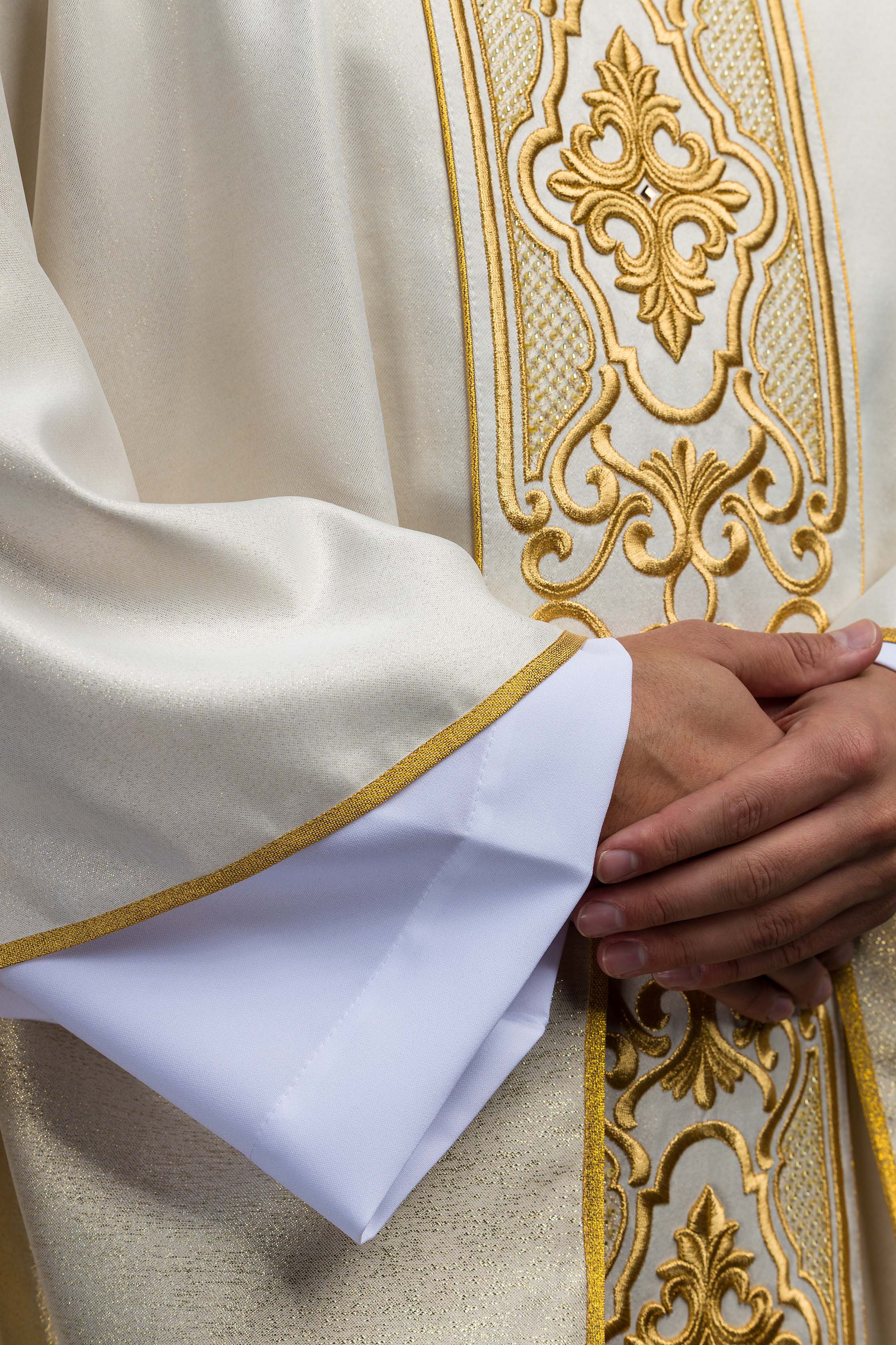 Casula liturgica brillante con ricami