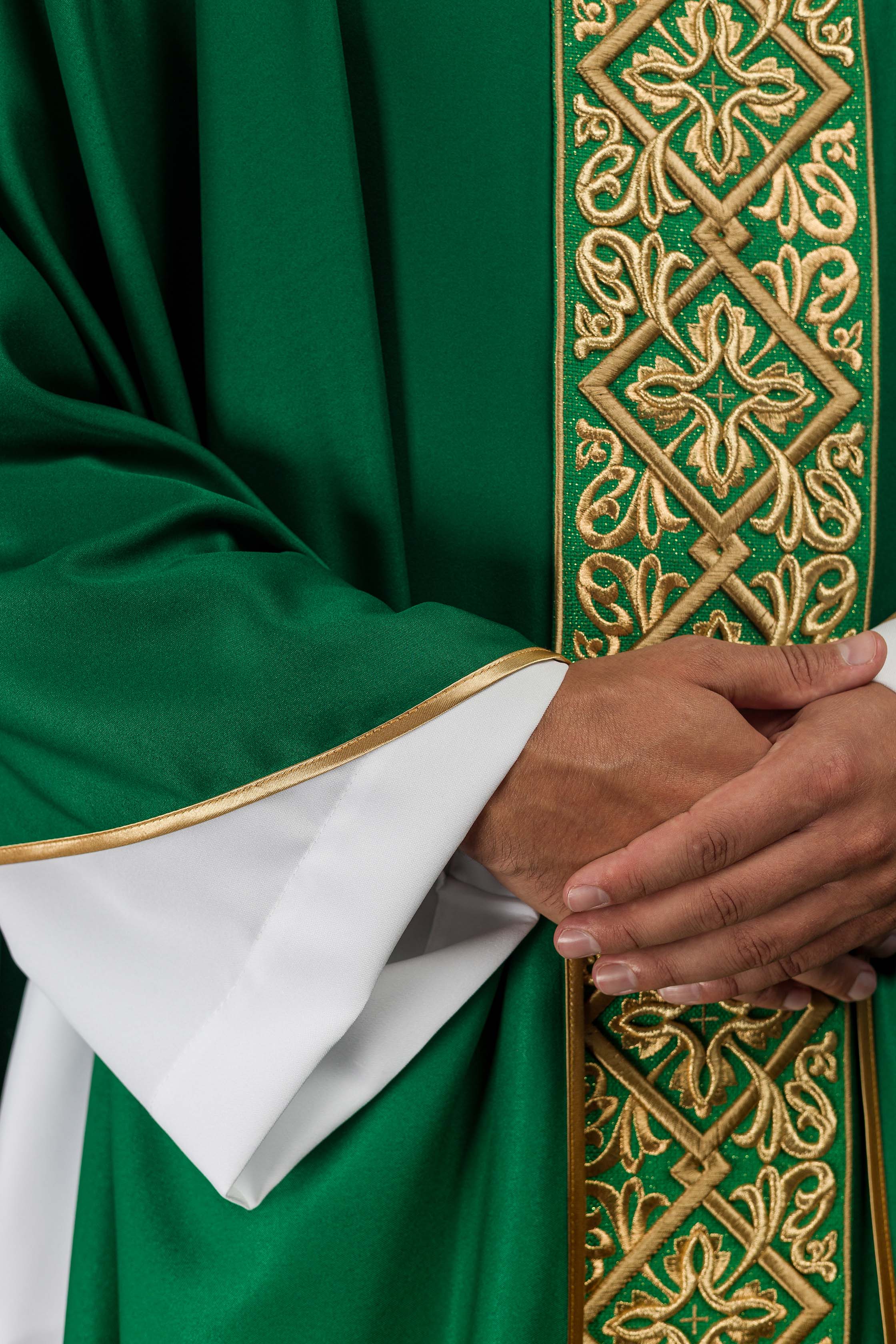 Casula riccamente ricamata con motivo floreale con croci verdi