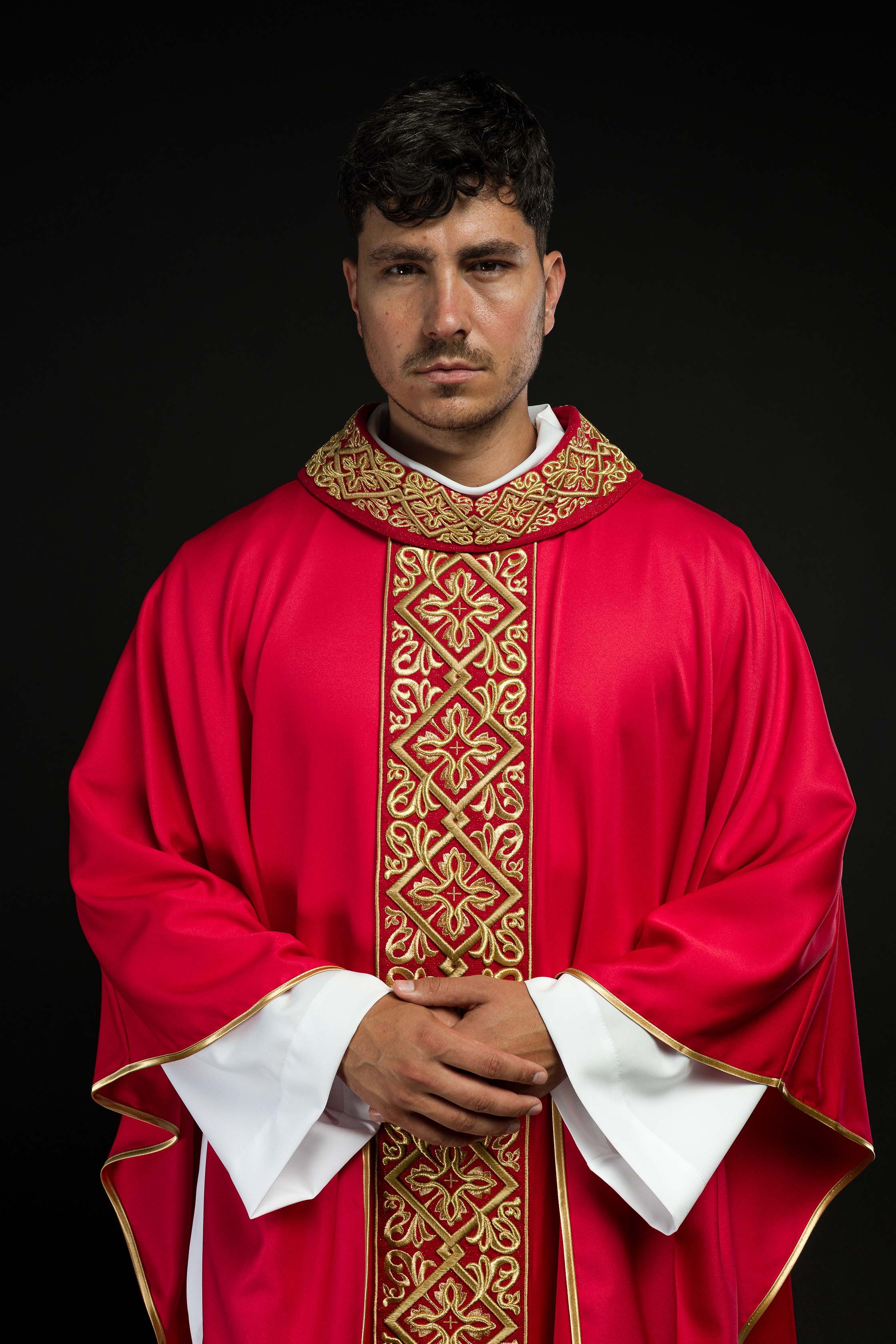 Casula riccamente ricamata con motivo floreale e croci rosse