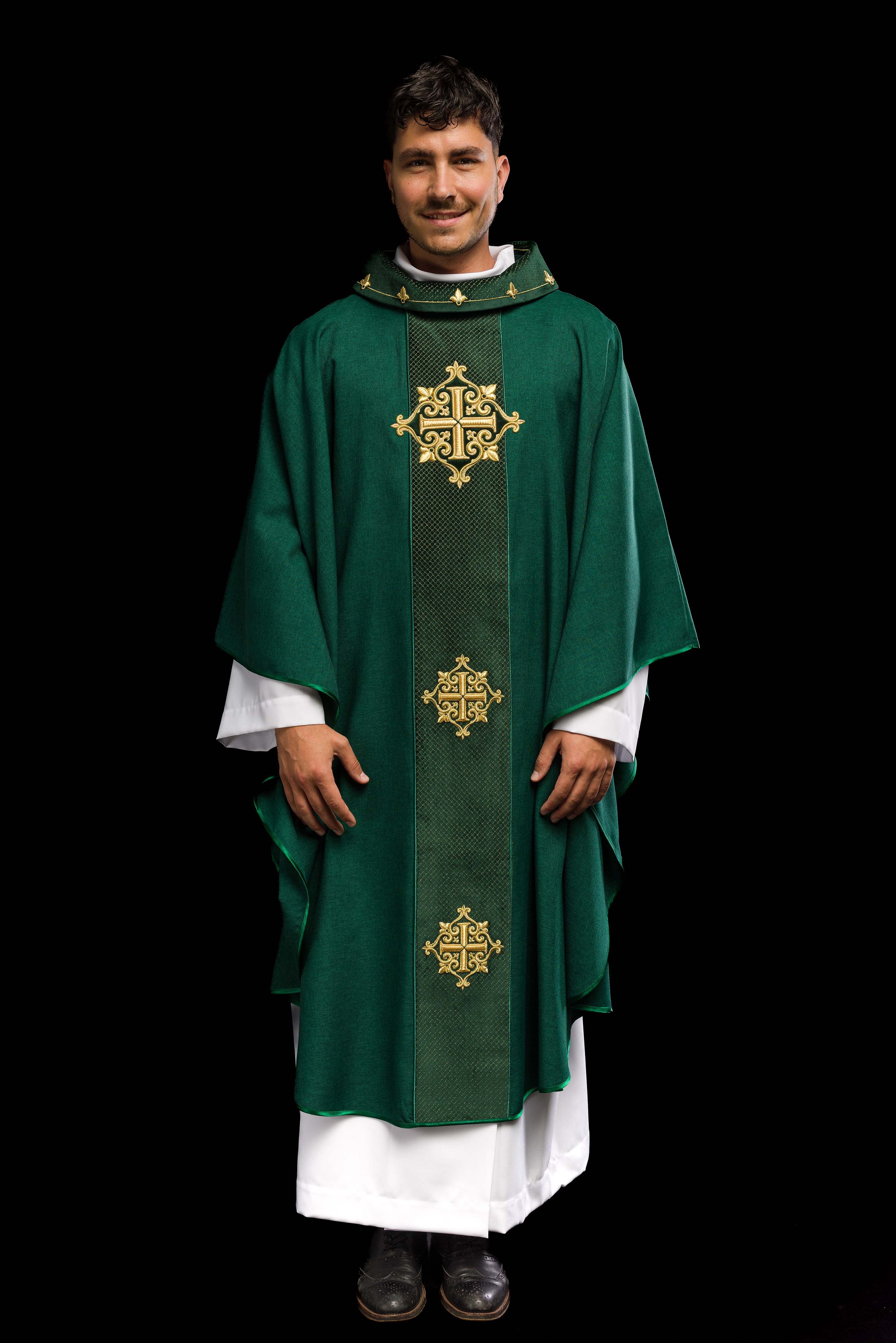 Casula con fascia verde vellutata e ricamo di croci