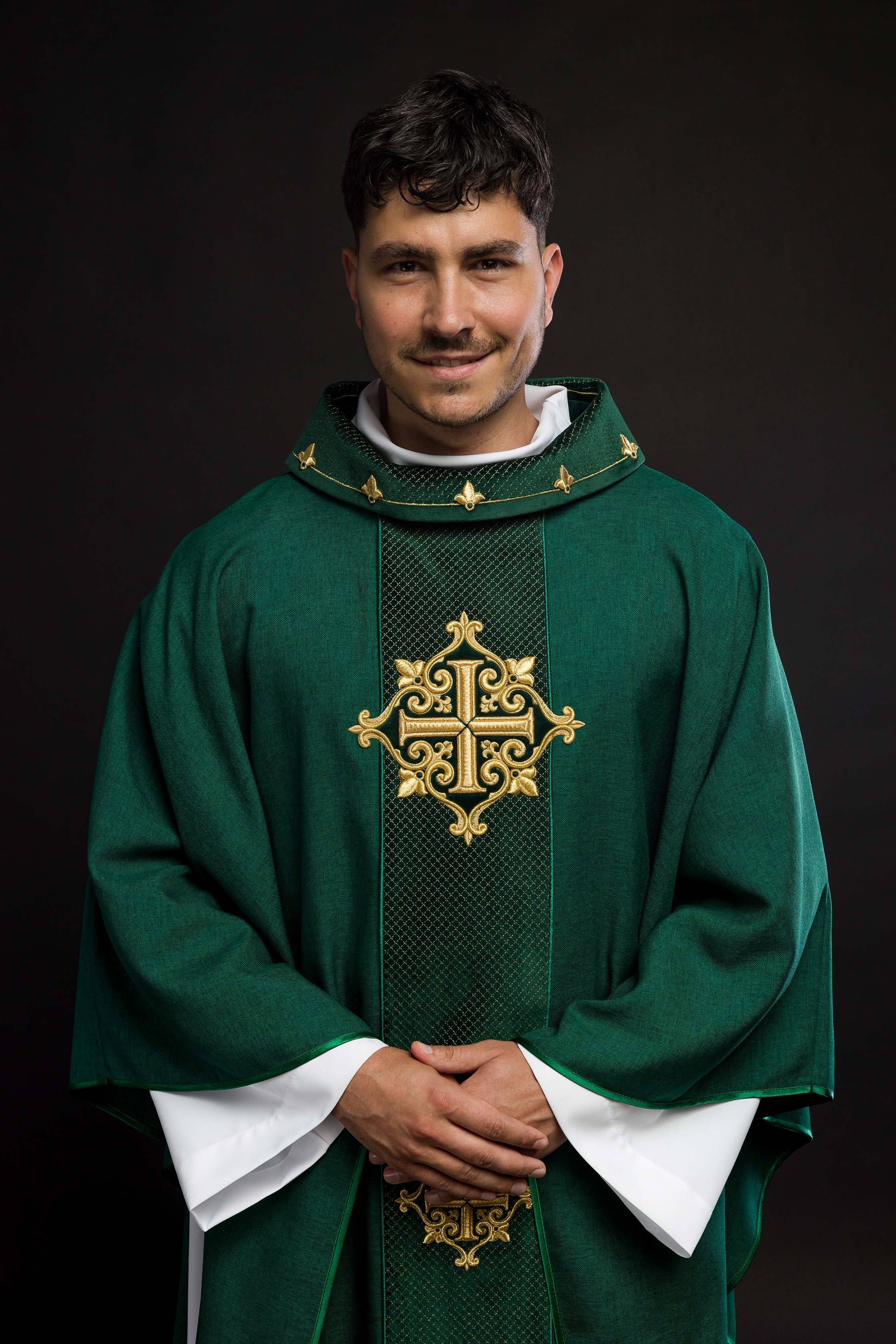 Casula con fascia verde vellutata e ricamo di croci