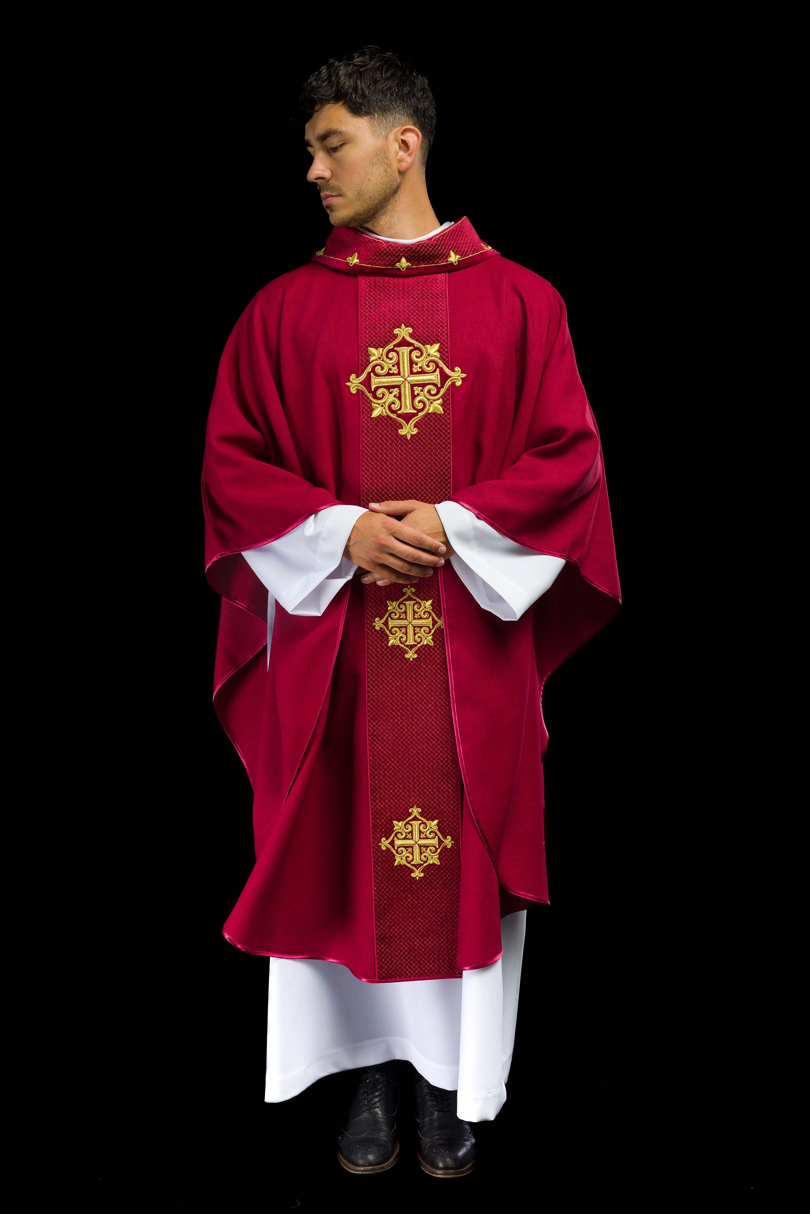 Casula con cintura in velluto rosso e croci ricamate