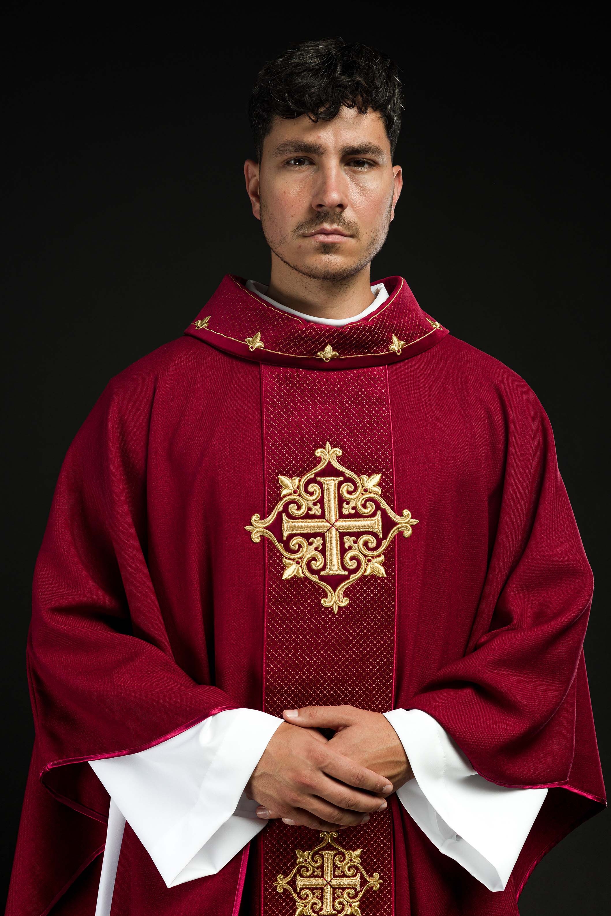 Casula con cintura in velluto rosso e croci ricamate