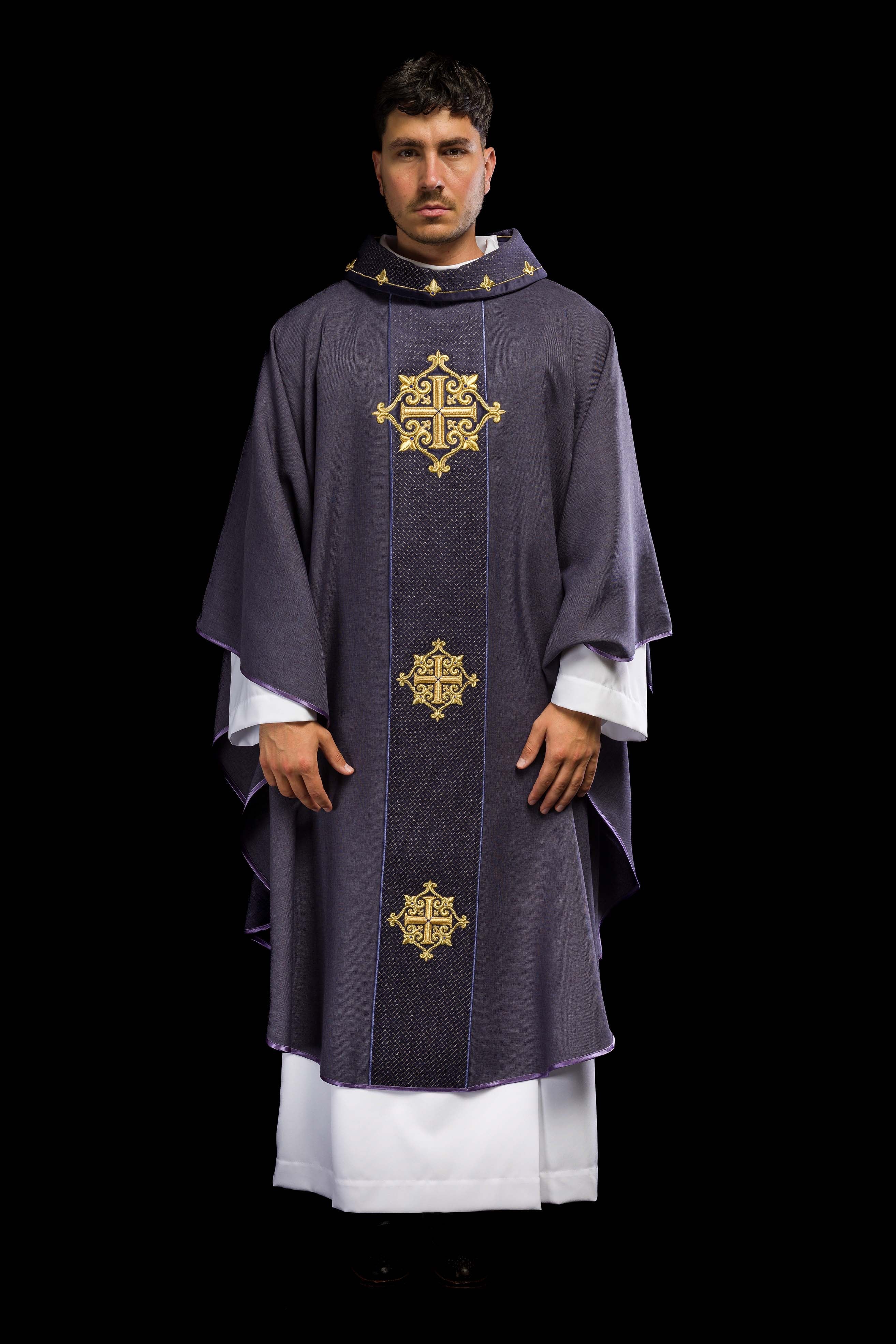 Casula con stolone in velluto viola e croci ricamate