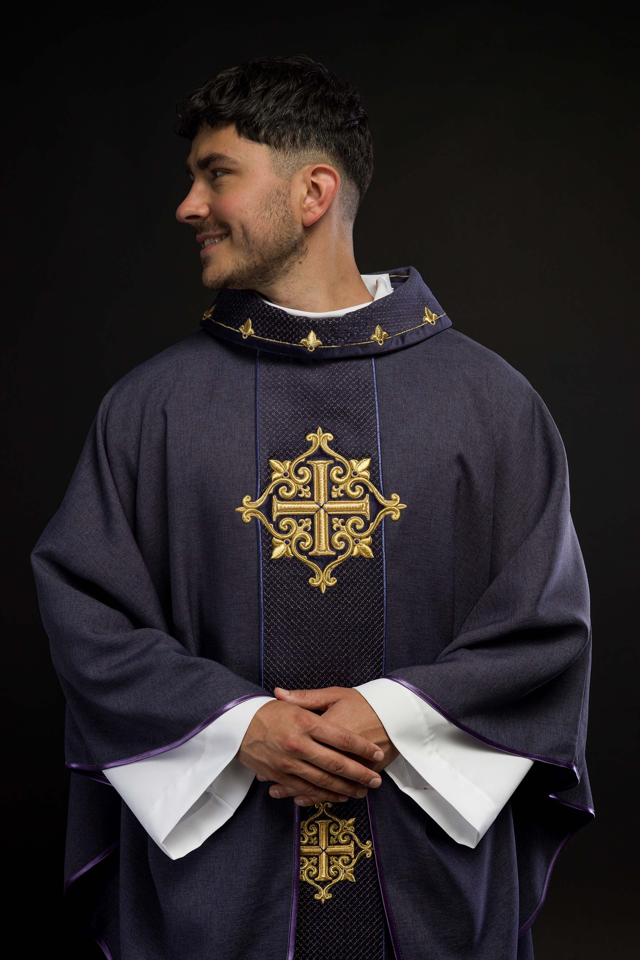 Casula con stolone in velluto viola e croci ricamate