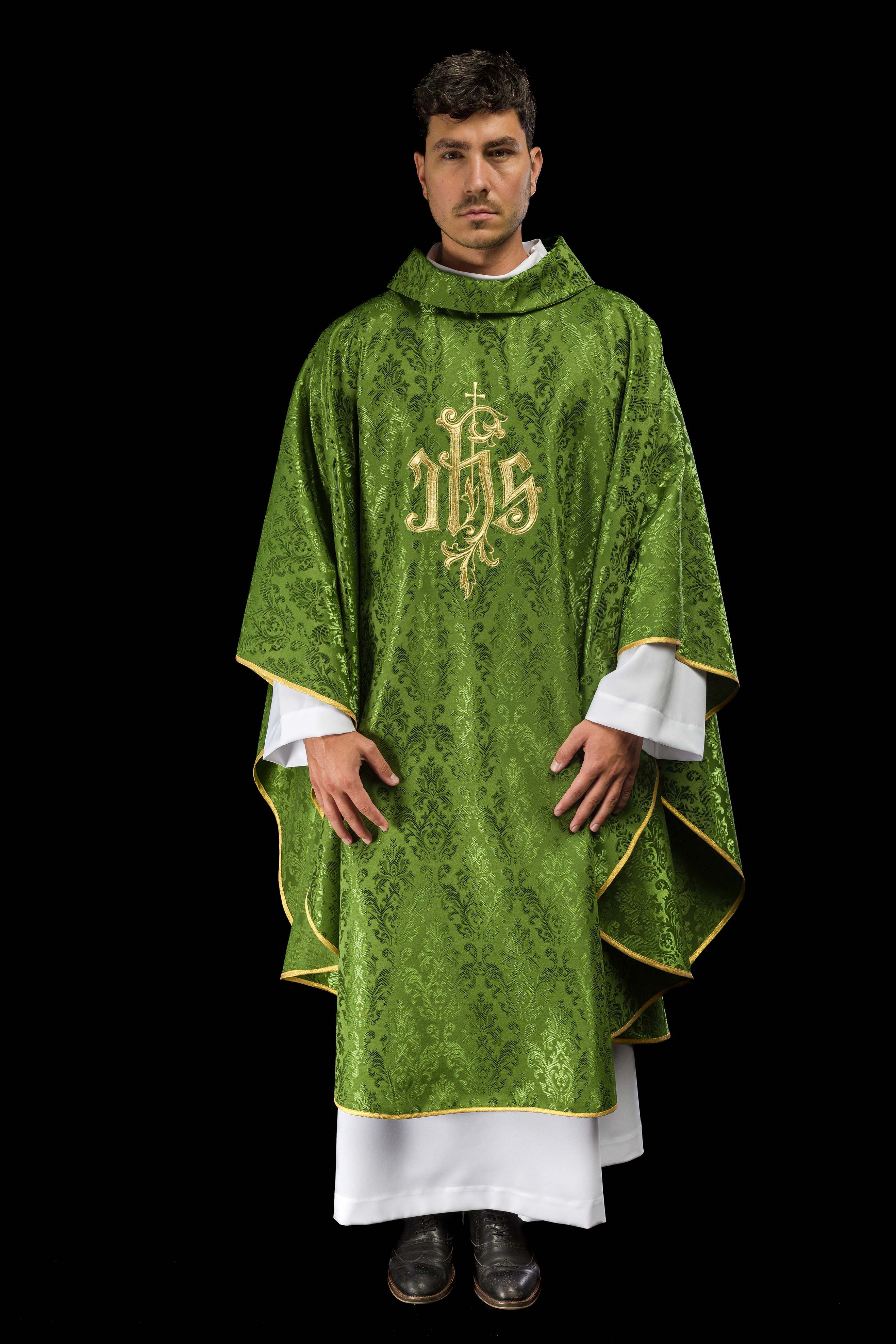 Casula verde con ricamo IHS su tessuto decorativo