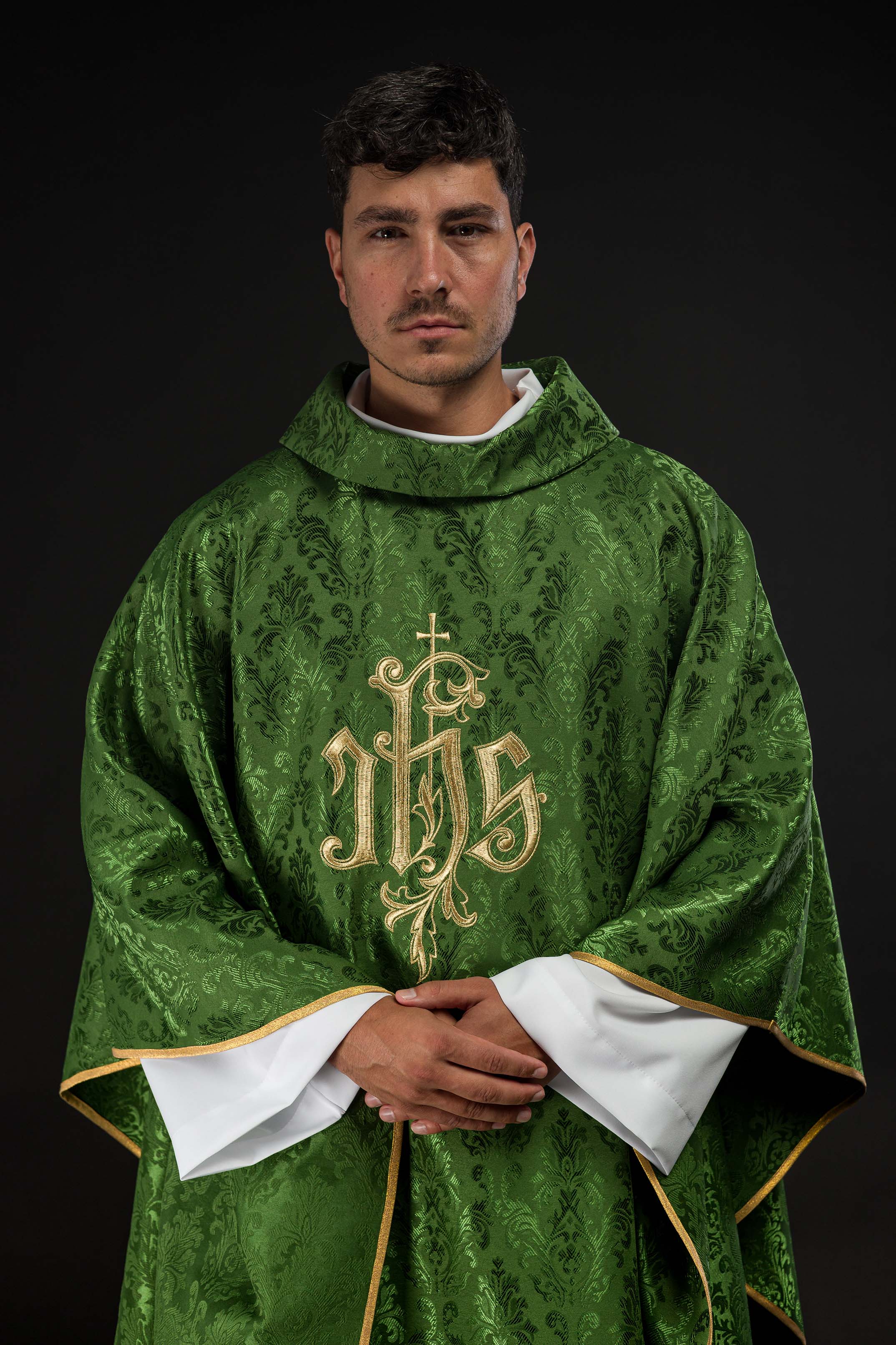 Casula verde con ricamo IHS su tessuto decorativo