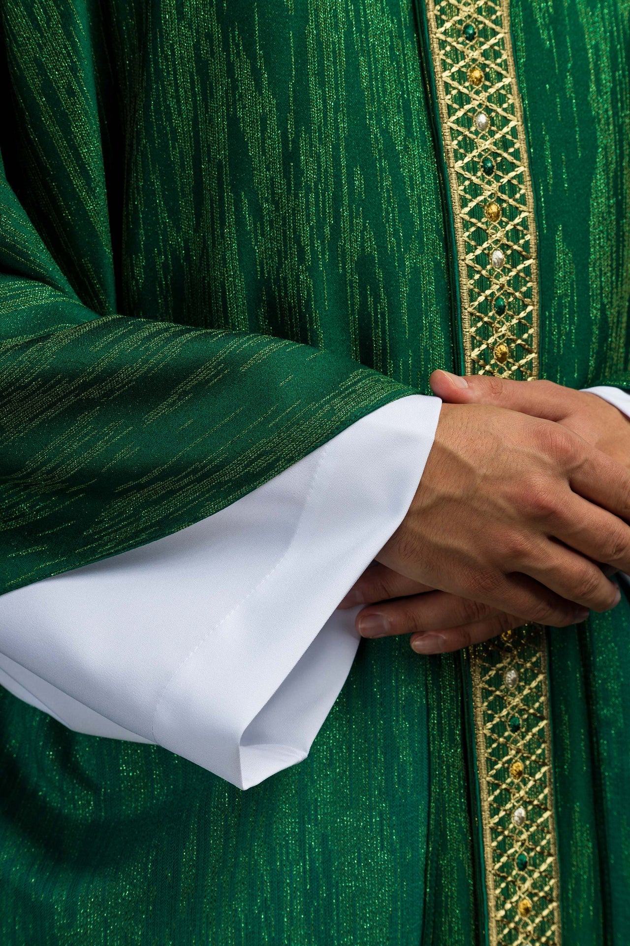 Zielony Ornat z Haftowanym Pasem i Kołnierzem