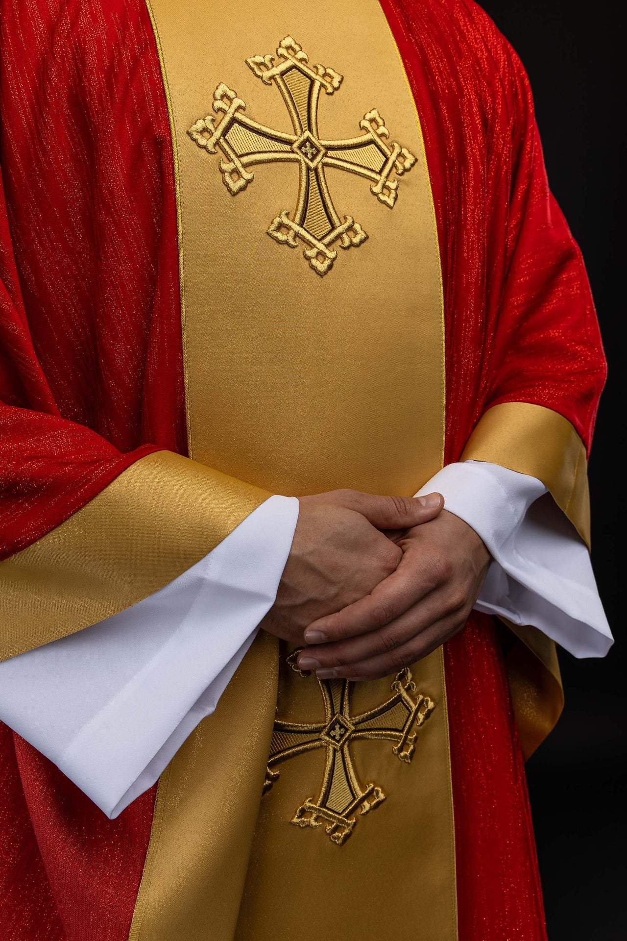 Casula rossa con motivo di croce ricamato e fascia in tessuto decorativo