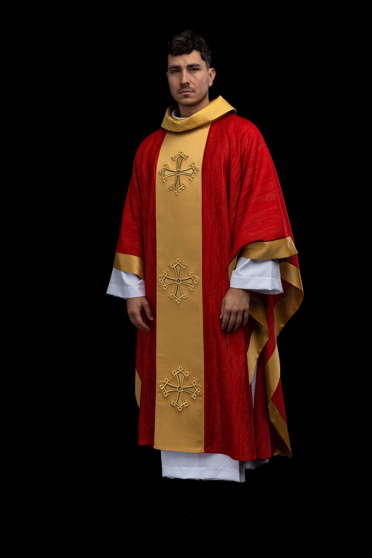 Casula rossa con motivo di croce ricamato e fascia in tessuto decorativo