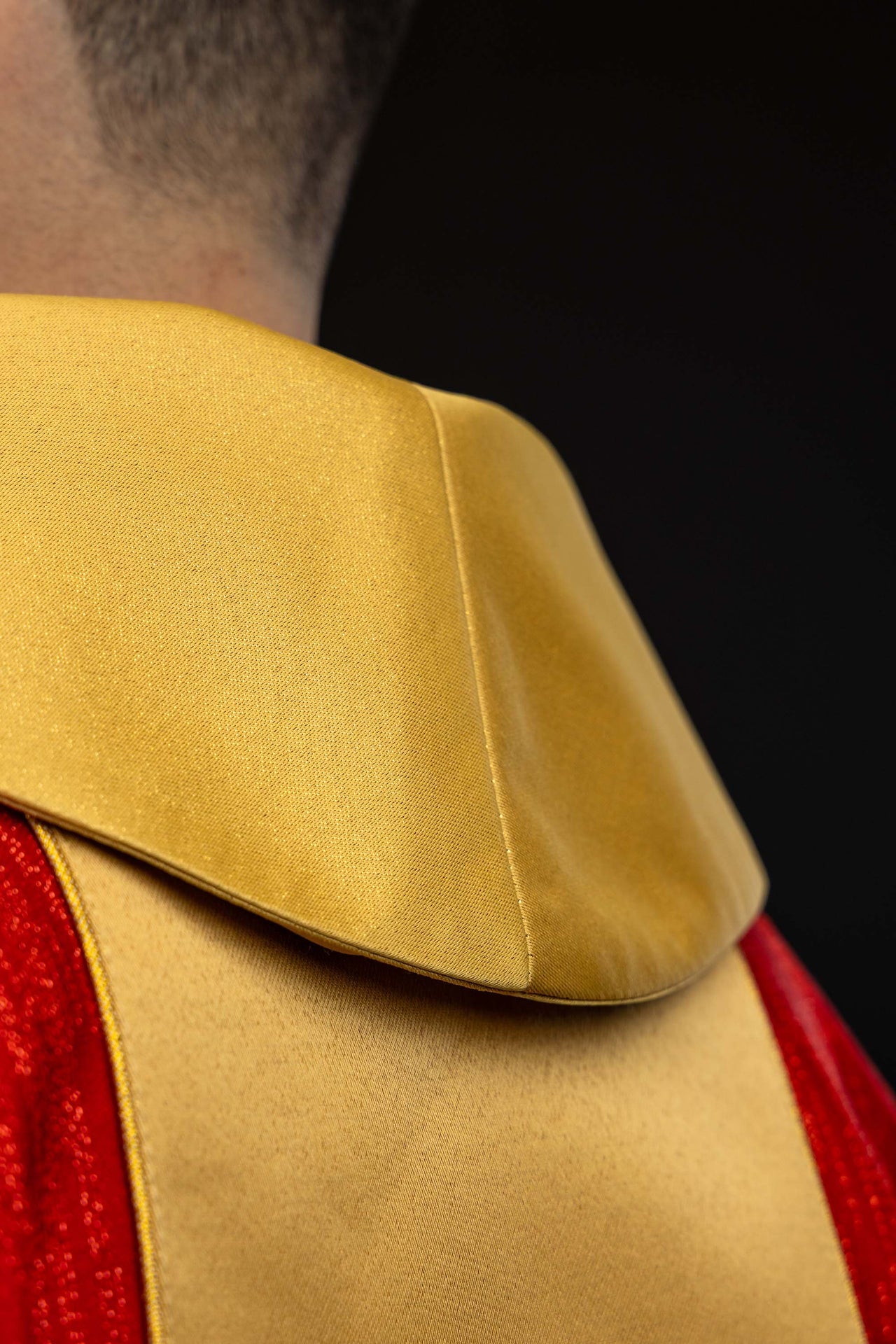 Casula rossa con motivo di croce ricamato e fascia in tessuto decorativo