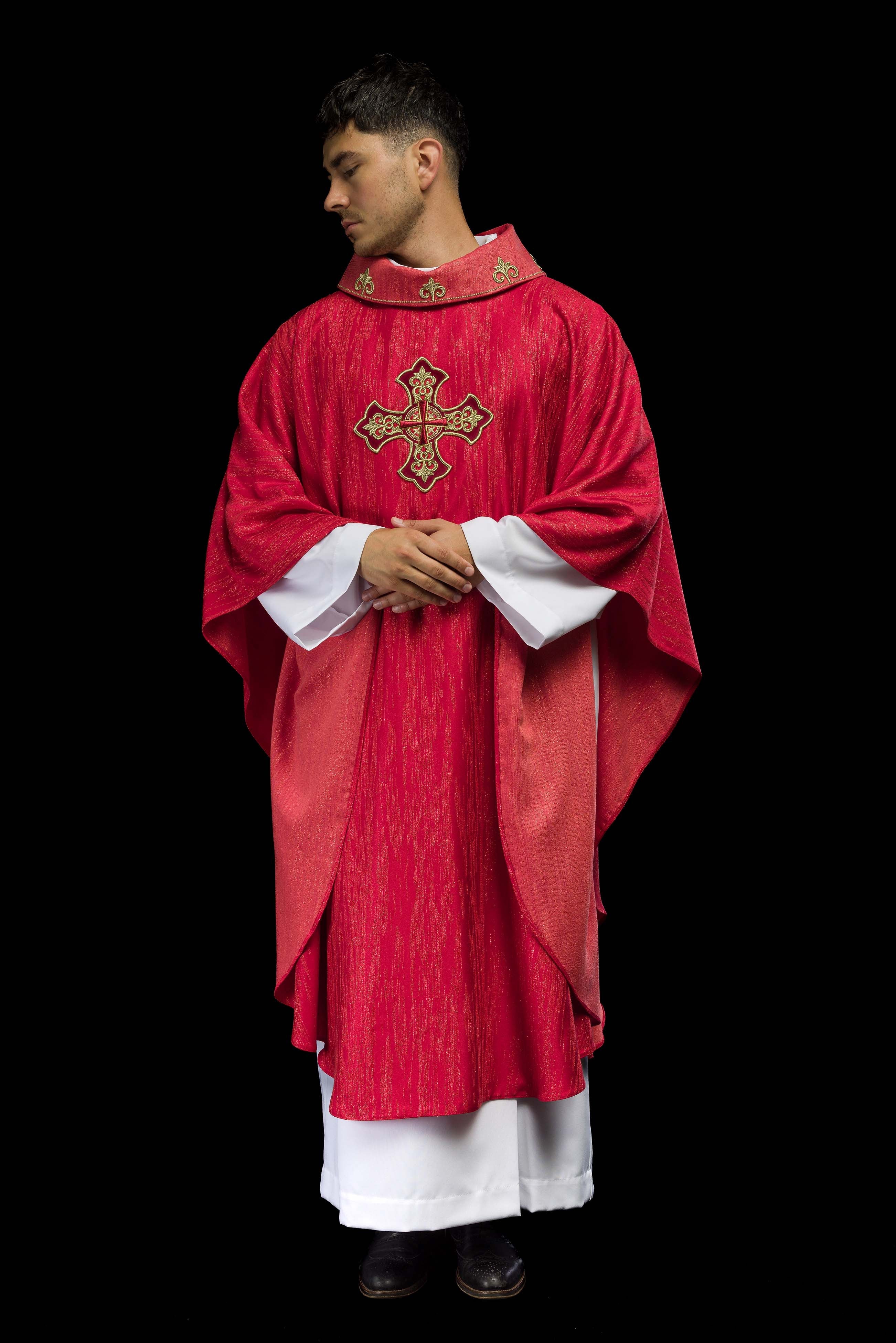 Casula rossa con ricamo della croce su tessuto decorativo