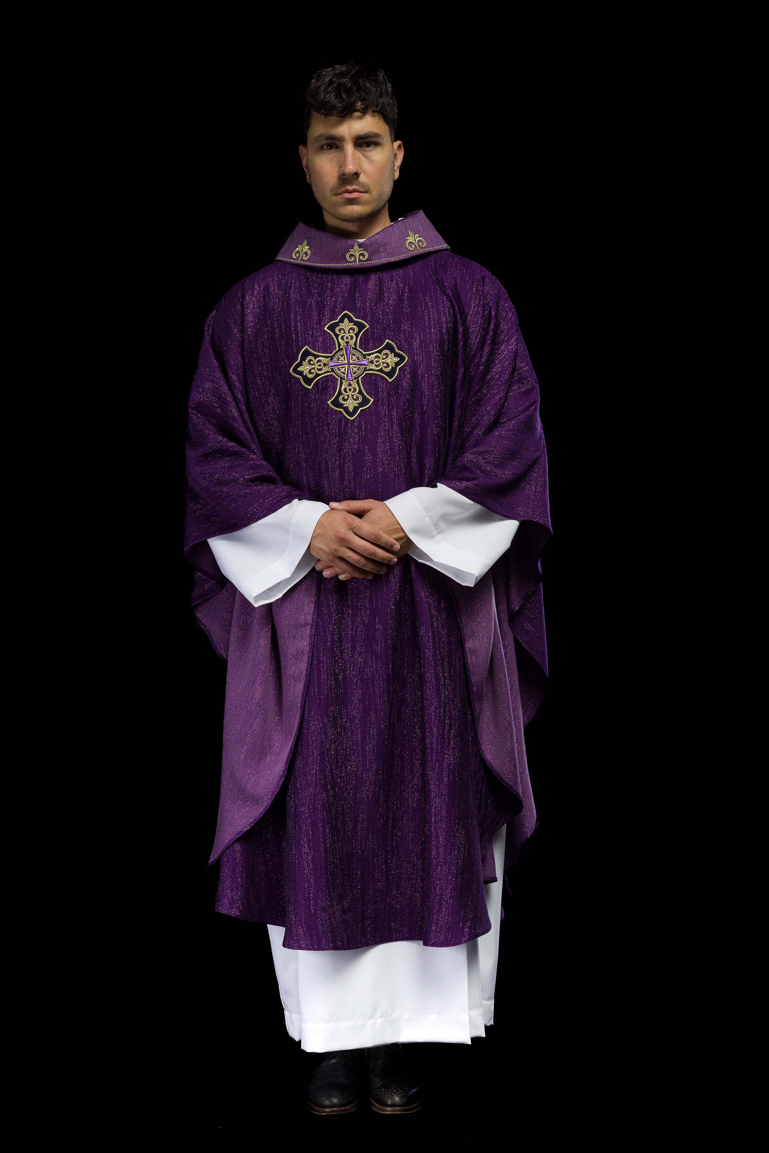 Casula viola con motivo ricamato della croce su tessuto decorativo