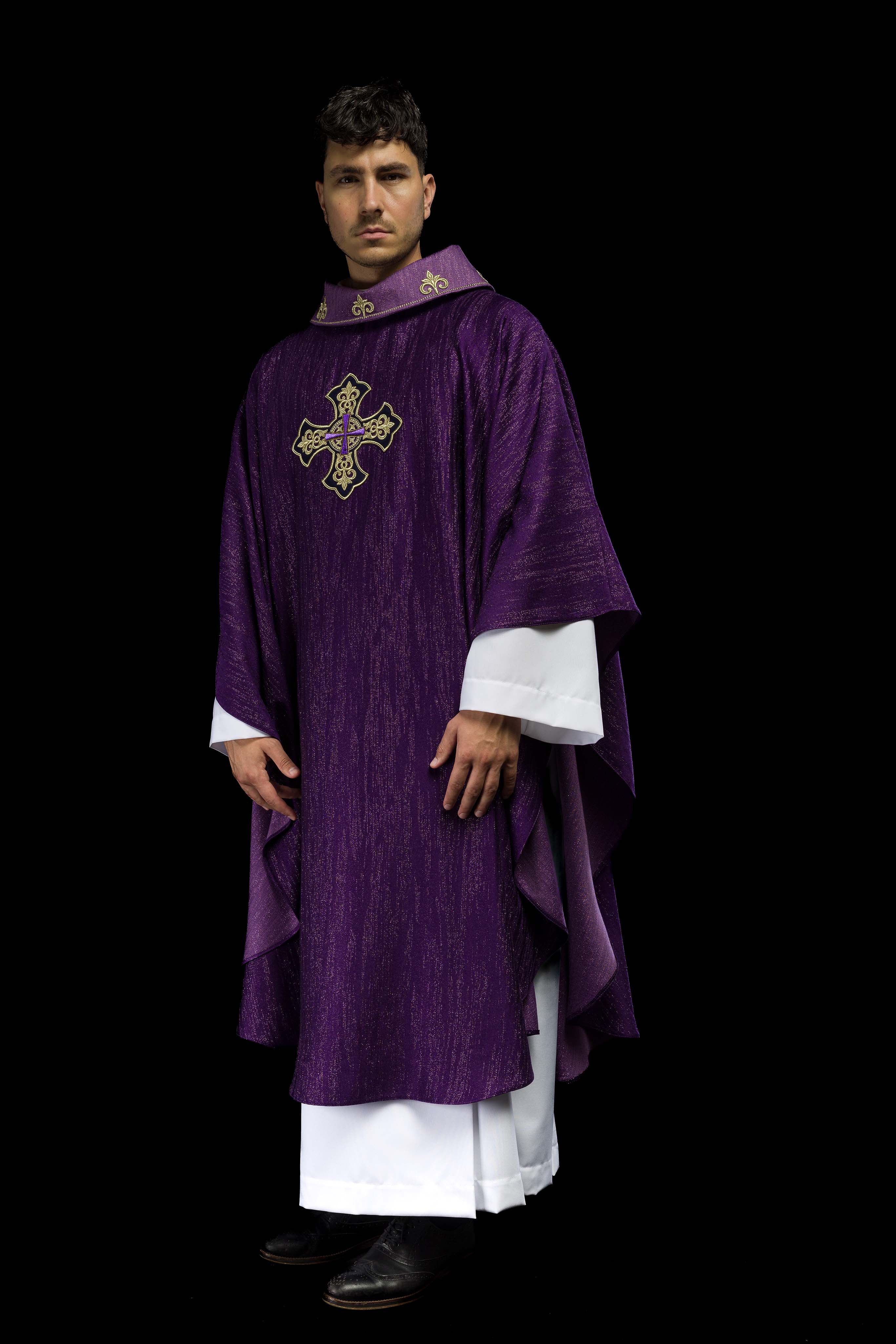Casula viola con motivo ricamato della croce su tessuto decorativo