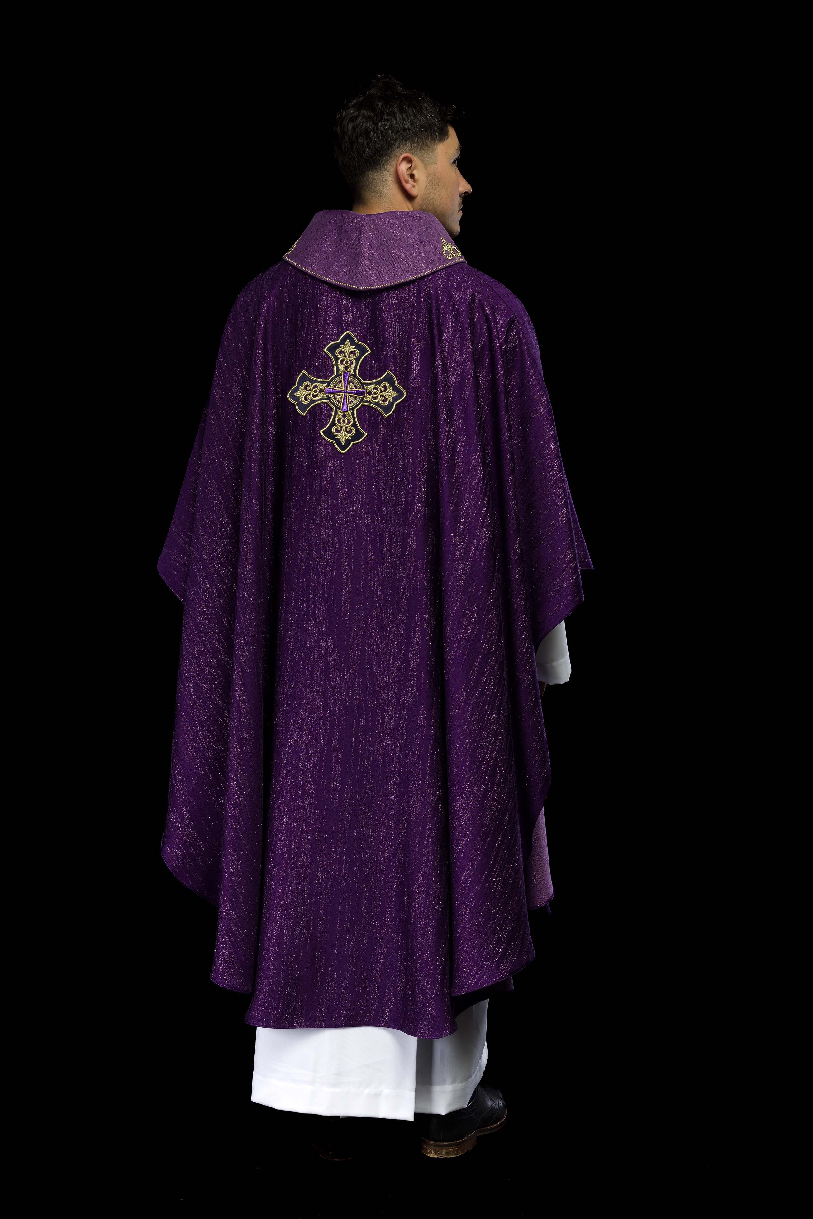 Casula viola con motivo ricamato della croce su tessuto decorativo