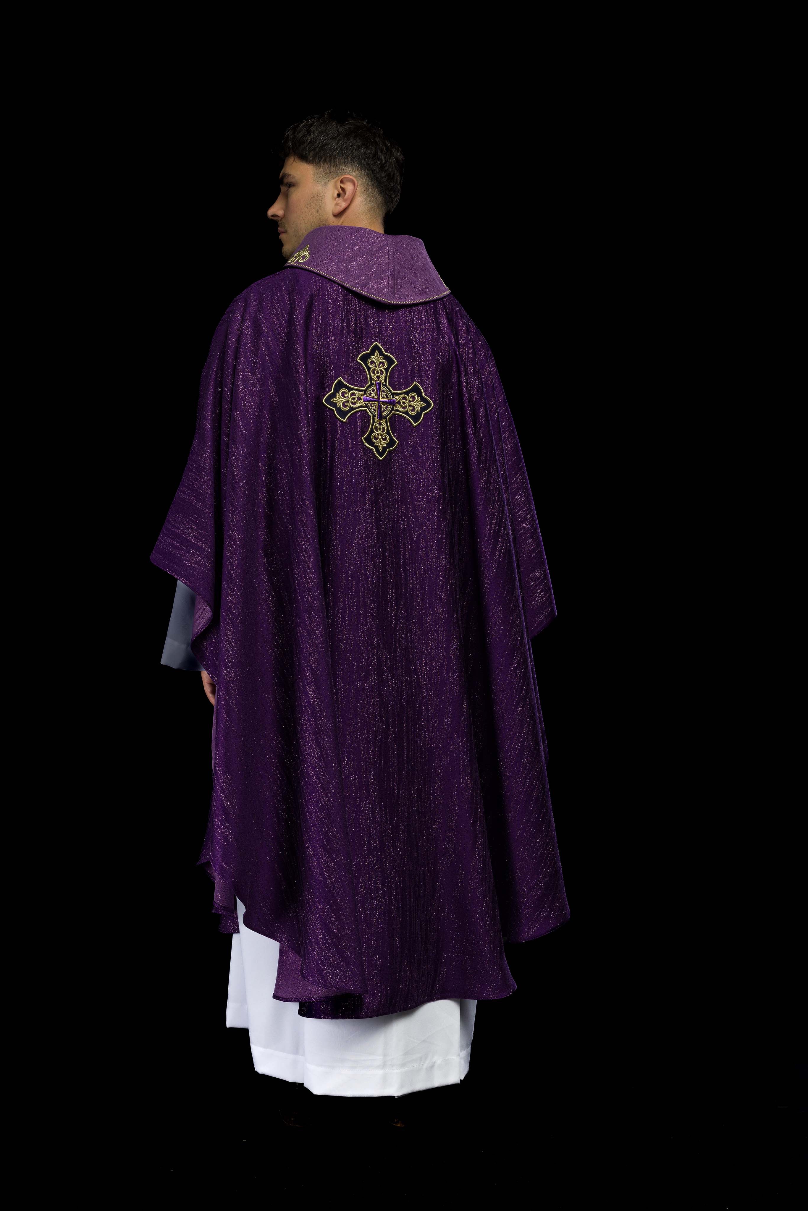 Casula viola con motivo ricamato della croce su tessuto decorativo