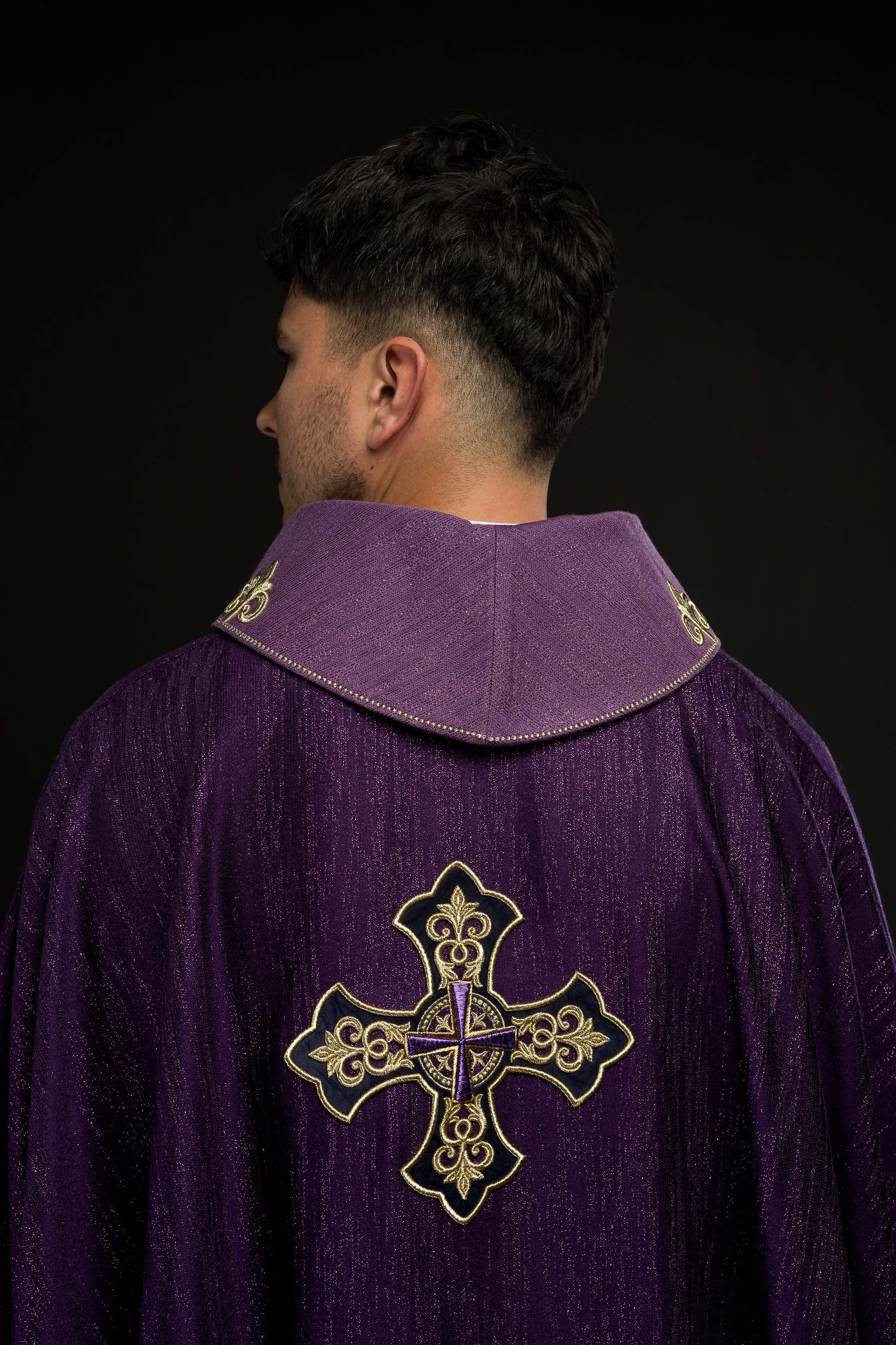 Casula viola con motivo ricamato della croce su tessuto decorativo