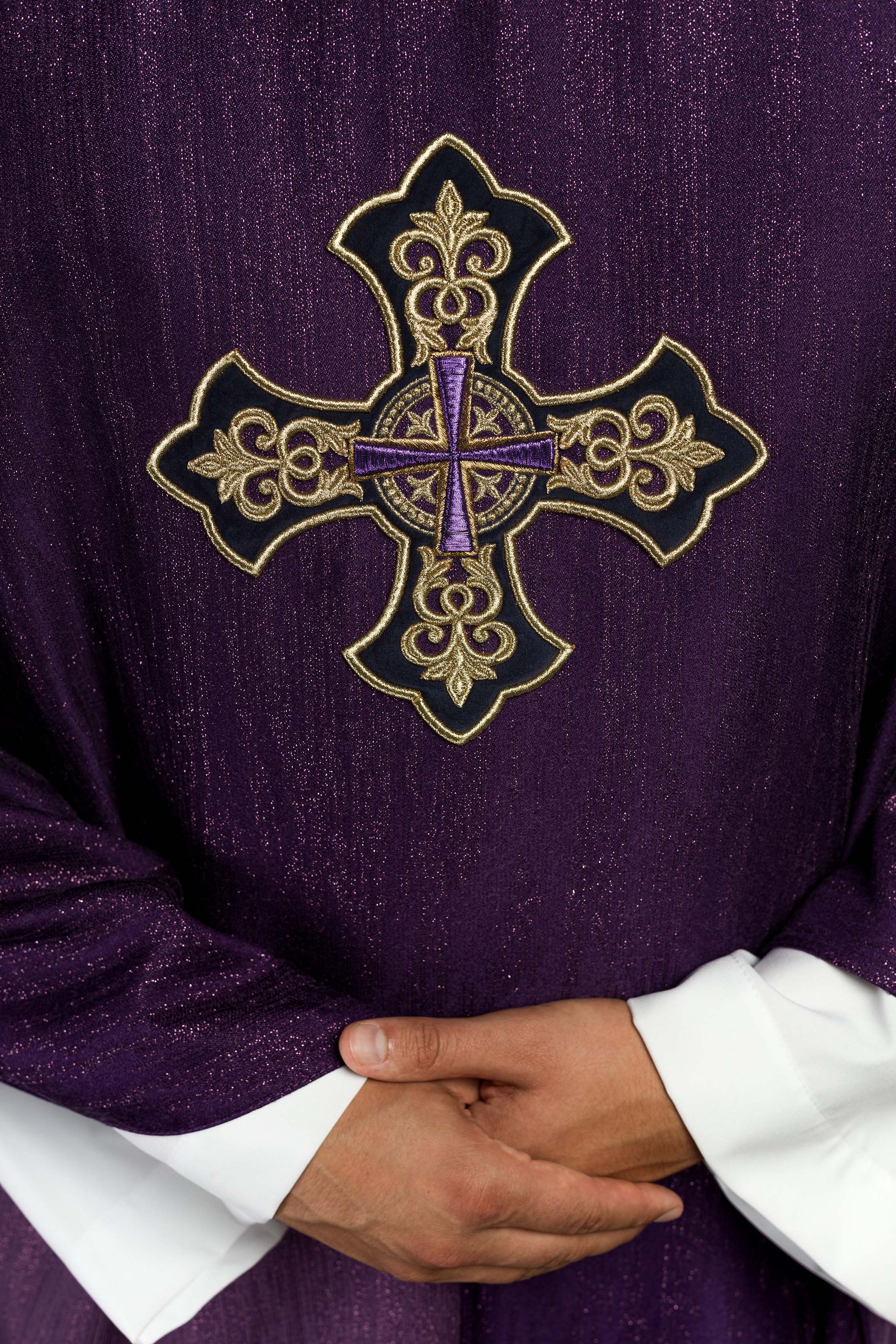 Casula viola con motivo ricamato della croce su tessuto decorativo