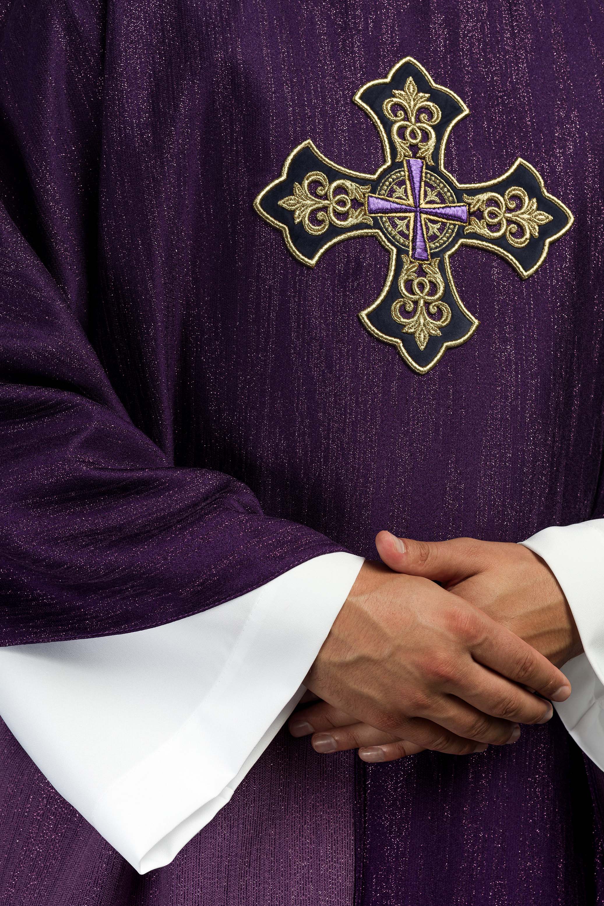 Casula viola con motivo ricamato della croce su tessuto decorativo