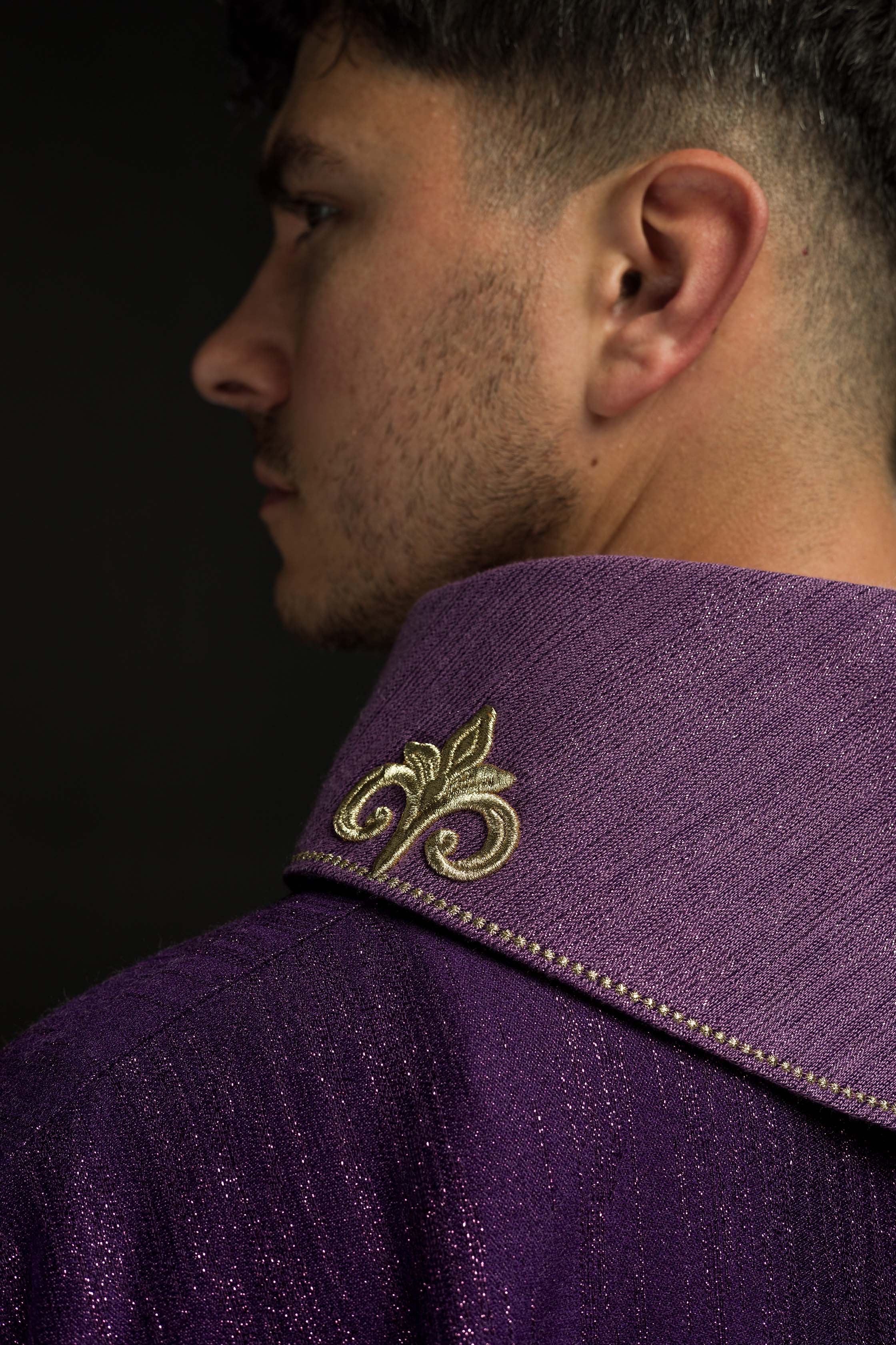 Casula viola con motivo ricamato della croce su tessuto decorativo