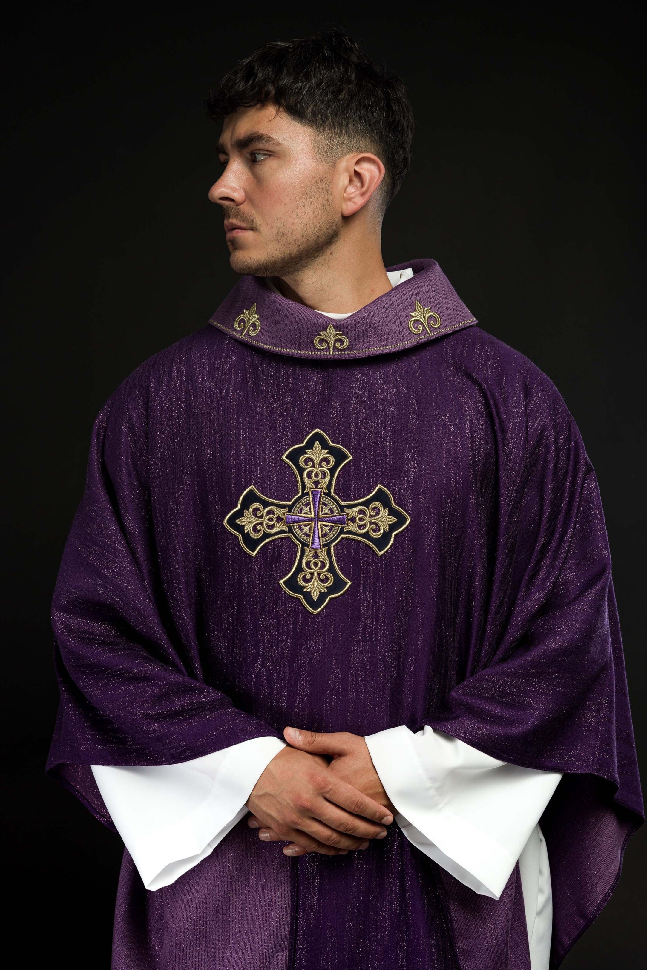 Casula viola con motivo ricamato della croce su tessuto decorativo