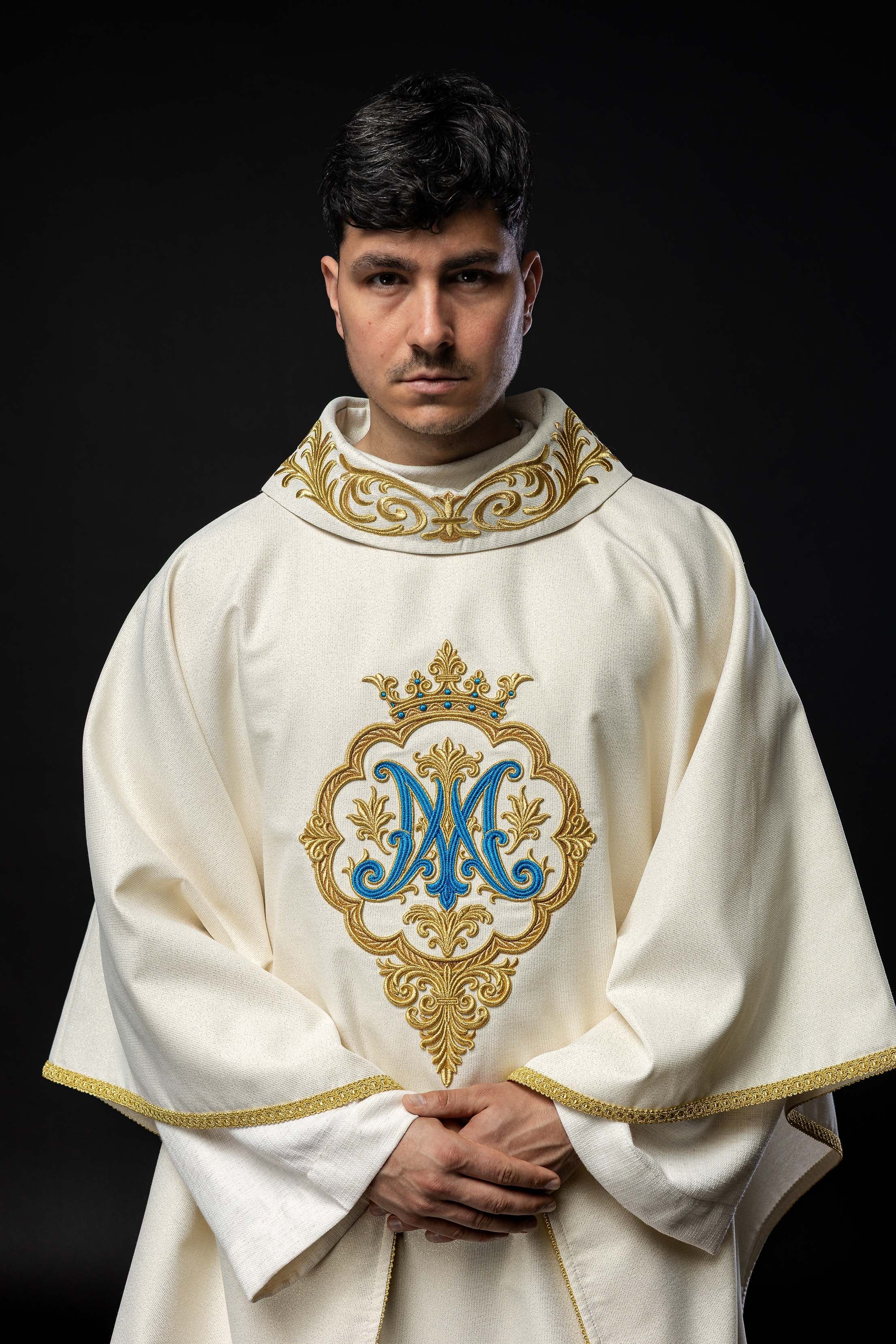 Ornat liturgiczny z haftowanym herbem Maryjnym i Koroną