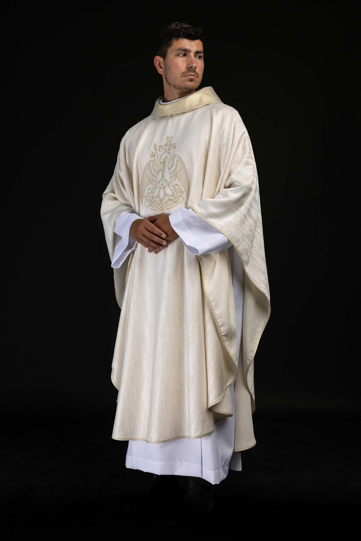 Casula liturgica ricamata color avorio con motivo del pellicano