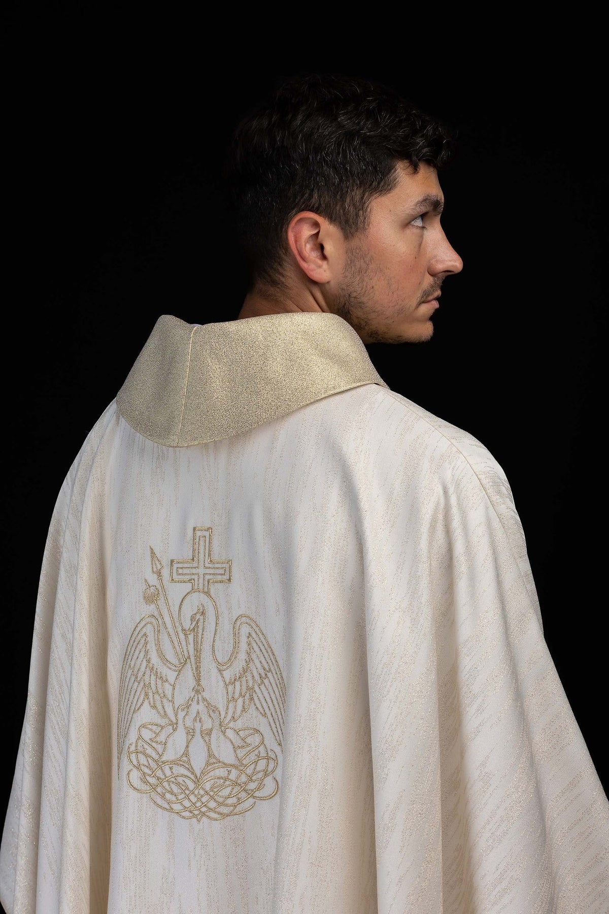 Casula liturgica ricamata color avorio con motivo del pellicano