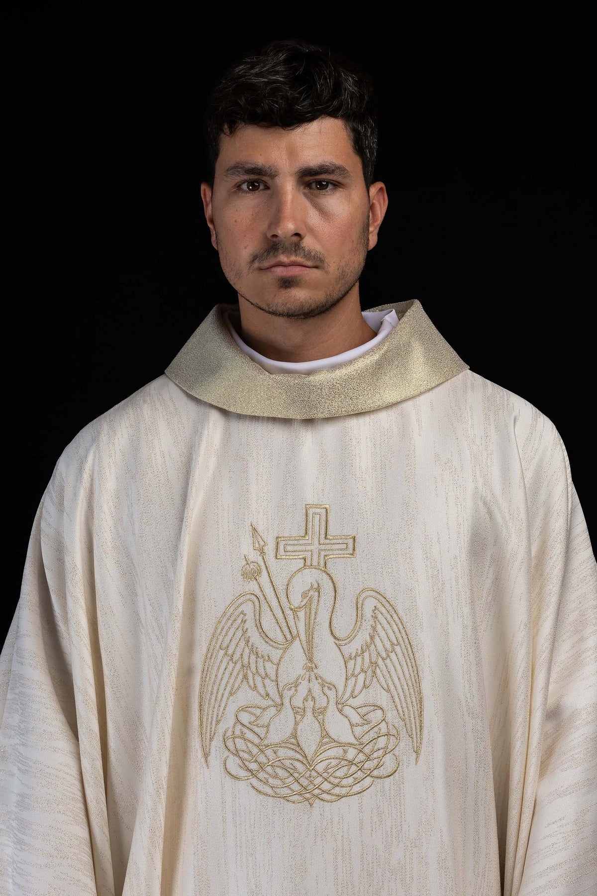Casula liturgica ricamata color avorio con motivo del pellicano