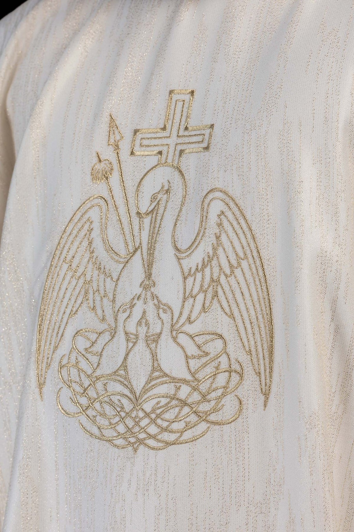 Casula liturgica ricamata color avorio con motivo del pellicano